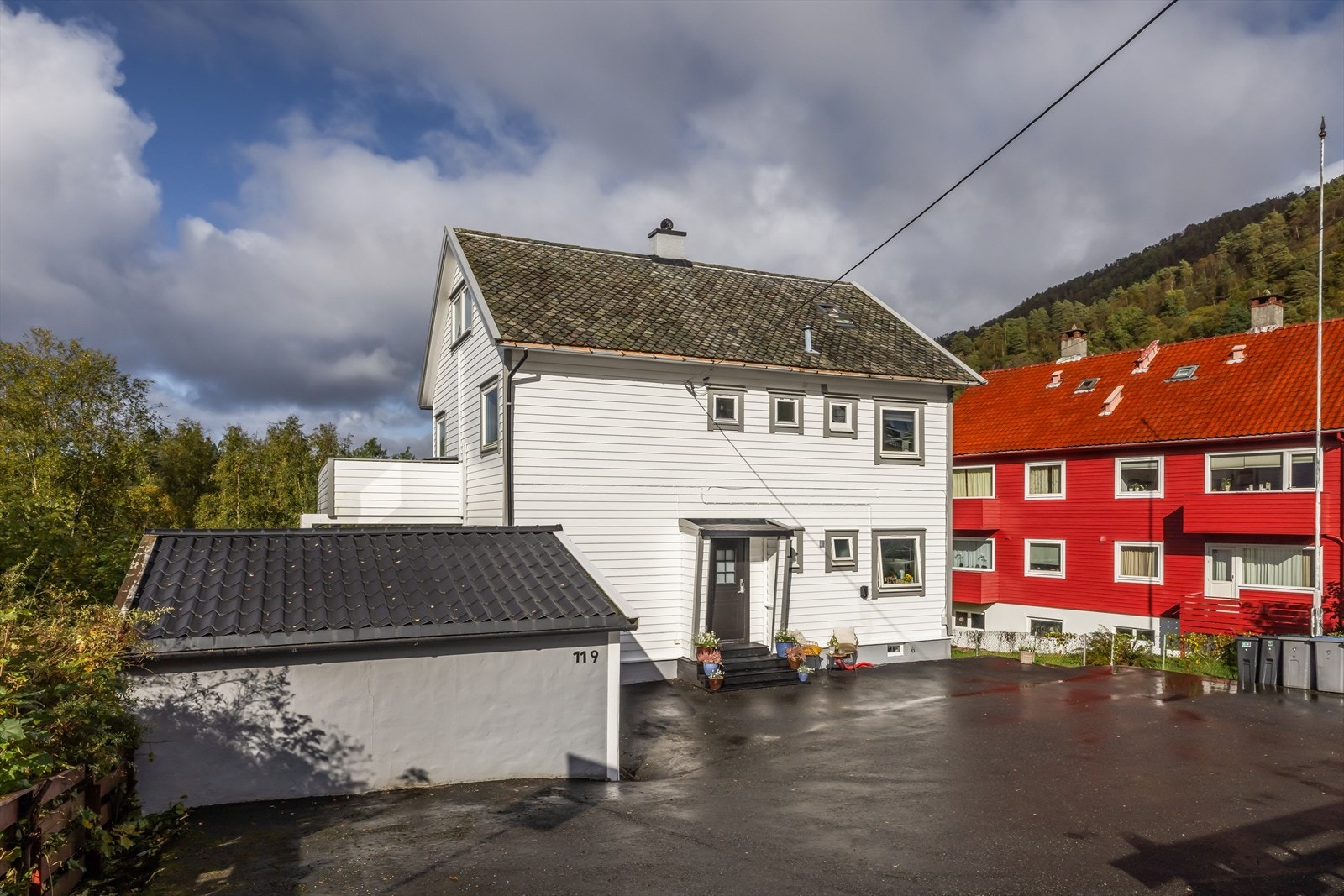 Gjeldende seksjon disponerer garasjen innerst mot huset. Selger opplyser at strøm er ferdig installert under asfalt for montering av ladeboks. Galleribilde