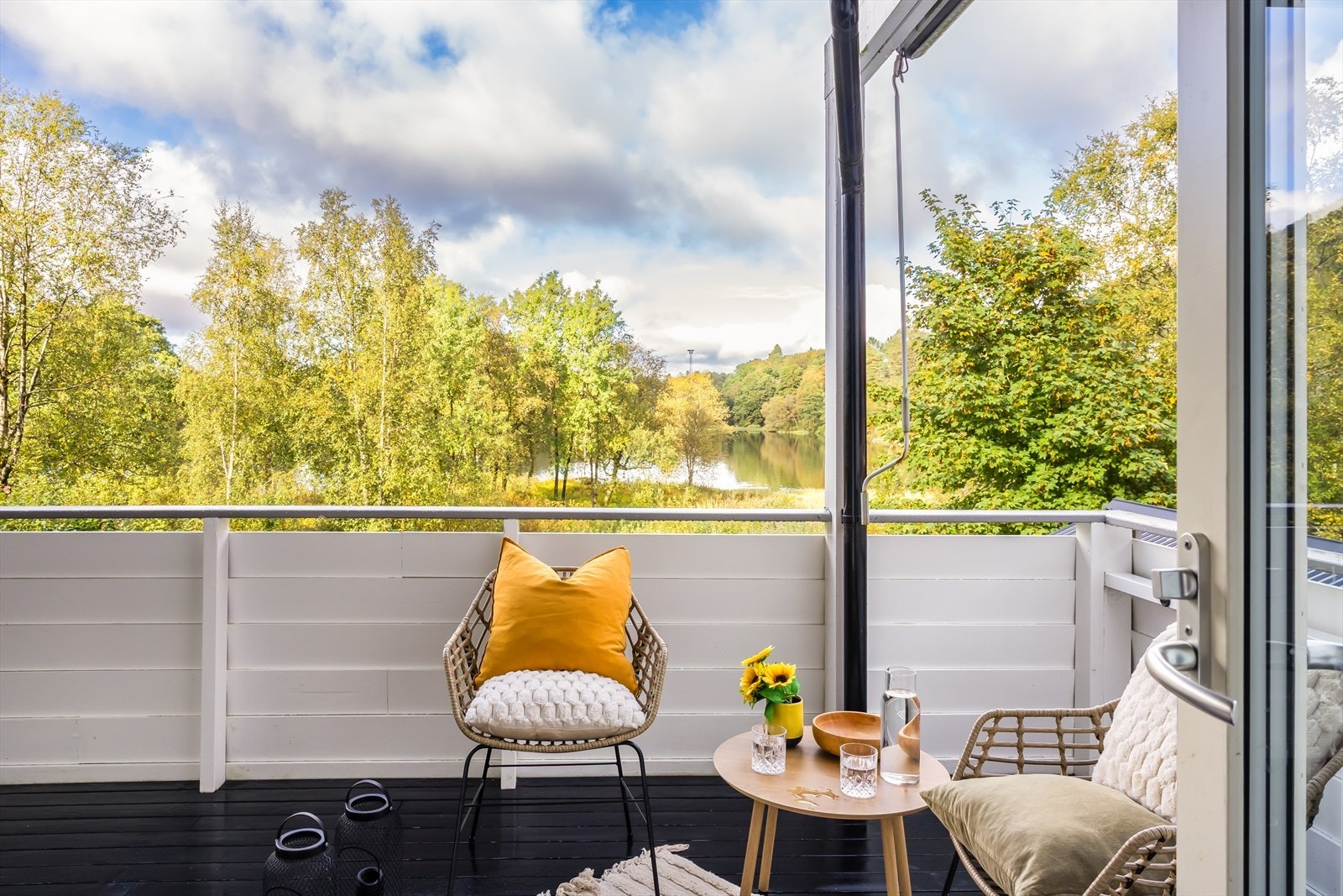 Området byr på et godt utvalg av turmuligheter, egnet for både store og små. Lyngbøvannet er jo nærmeste nabo, perfekt for joggeturen. Galleribilde