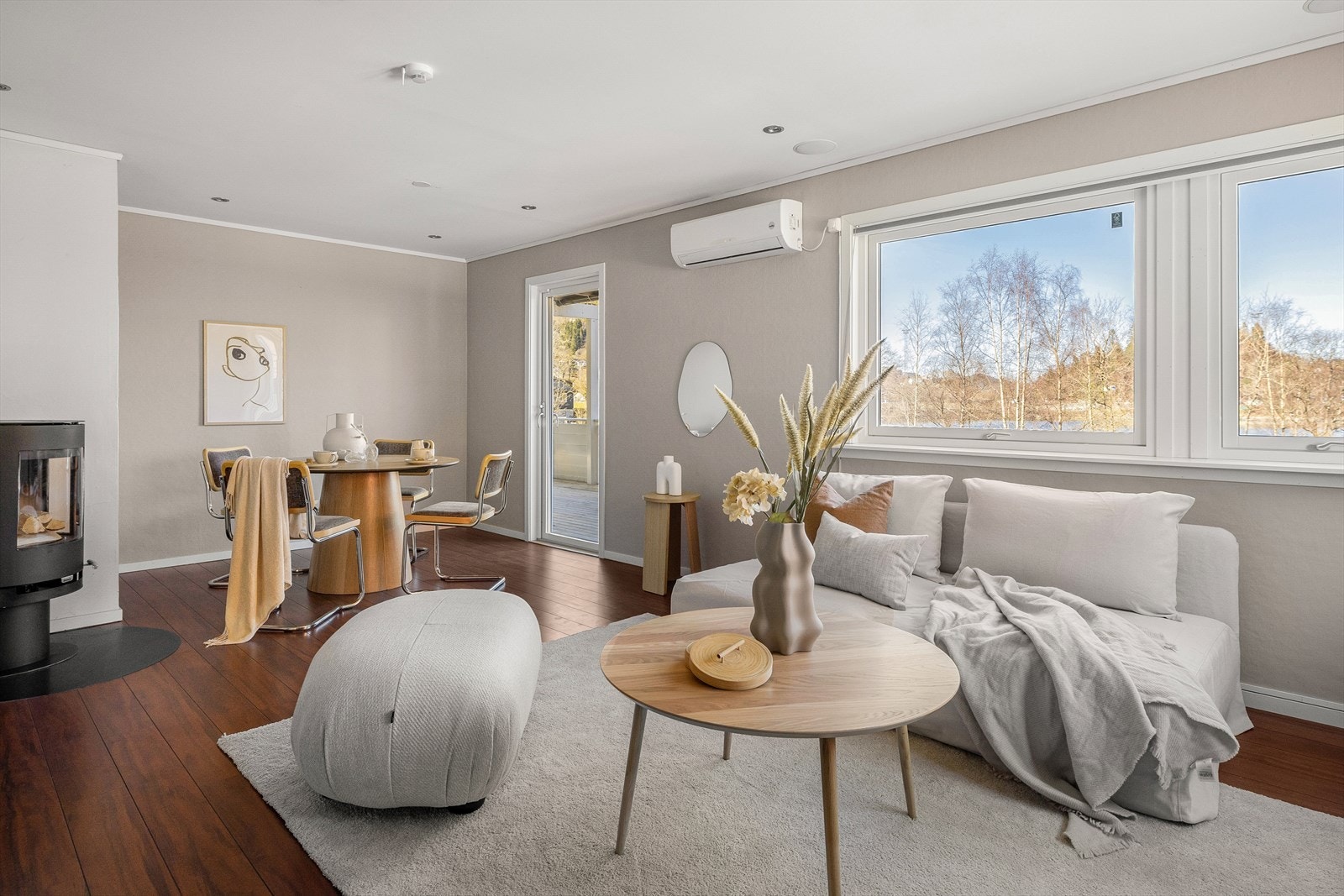 Vinduene gir godt med naturlig lys og bidrar til en luftig romfølelse. Vinduene ble skiftet i perioden 2007-2019 og er utstyrt med både 2- og 3-lags isolerglass. Galleribilde