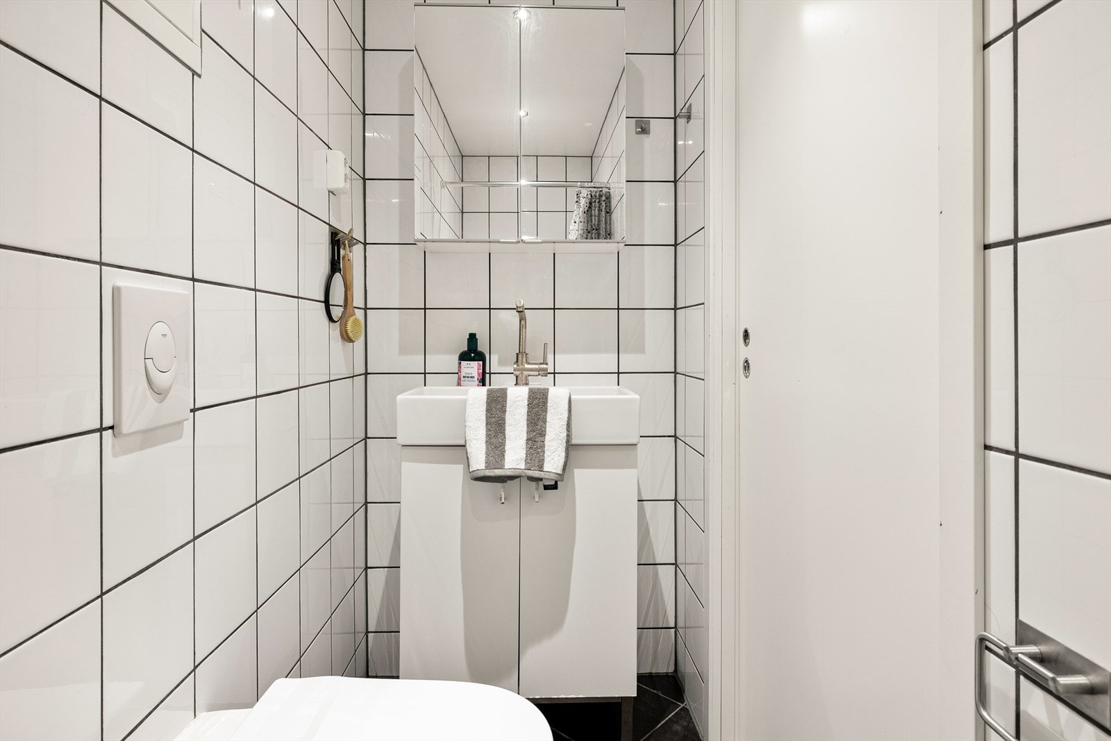 Pent bad fra 2011 med stilrene fliser, behagelig gulvvarme, og downlights i taket. Galleribilde