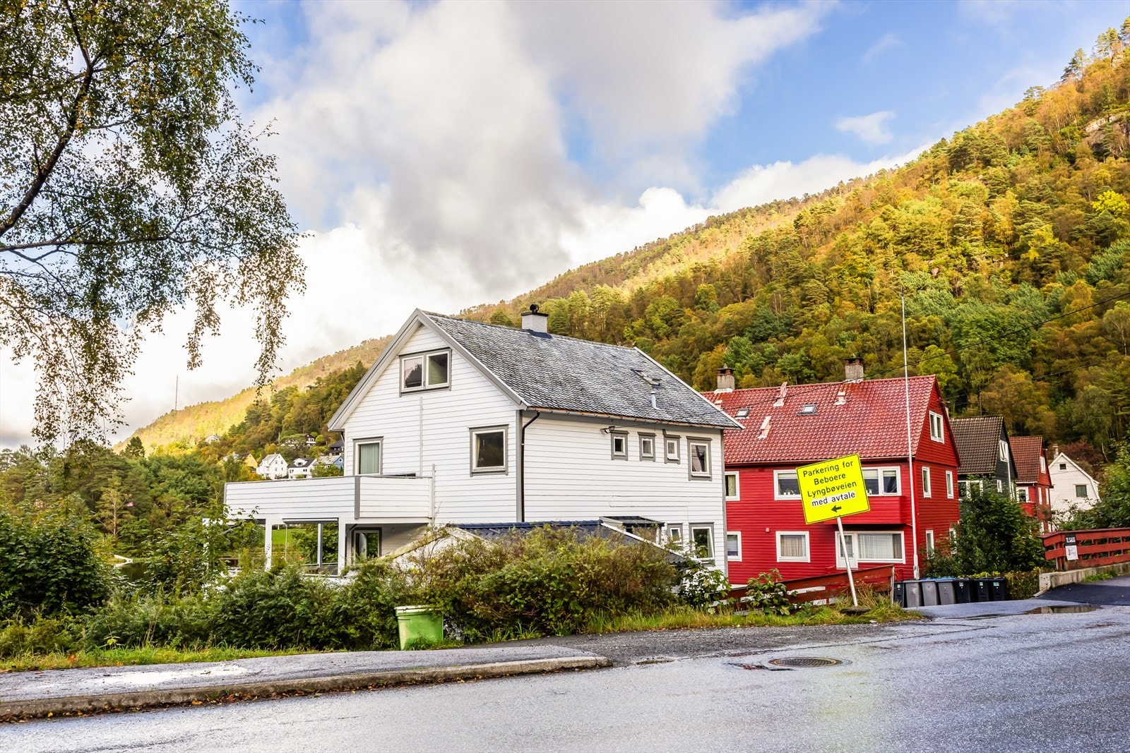 Det er kort vei til dagligvare, buss, og flotte turområder. Boligområdet er derfor populært for mennesker i alle aldre og livssituasjoner, enten man studerer, er etablert, eller eldre. Galleribilde