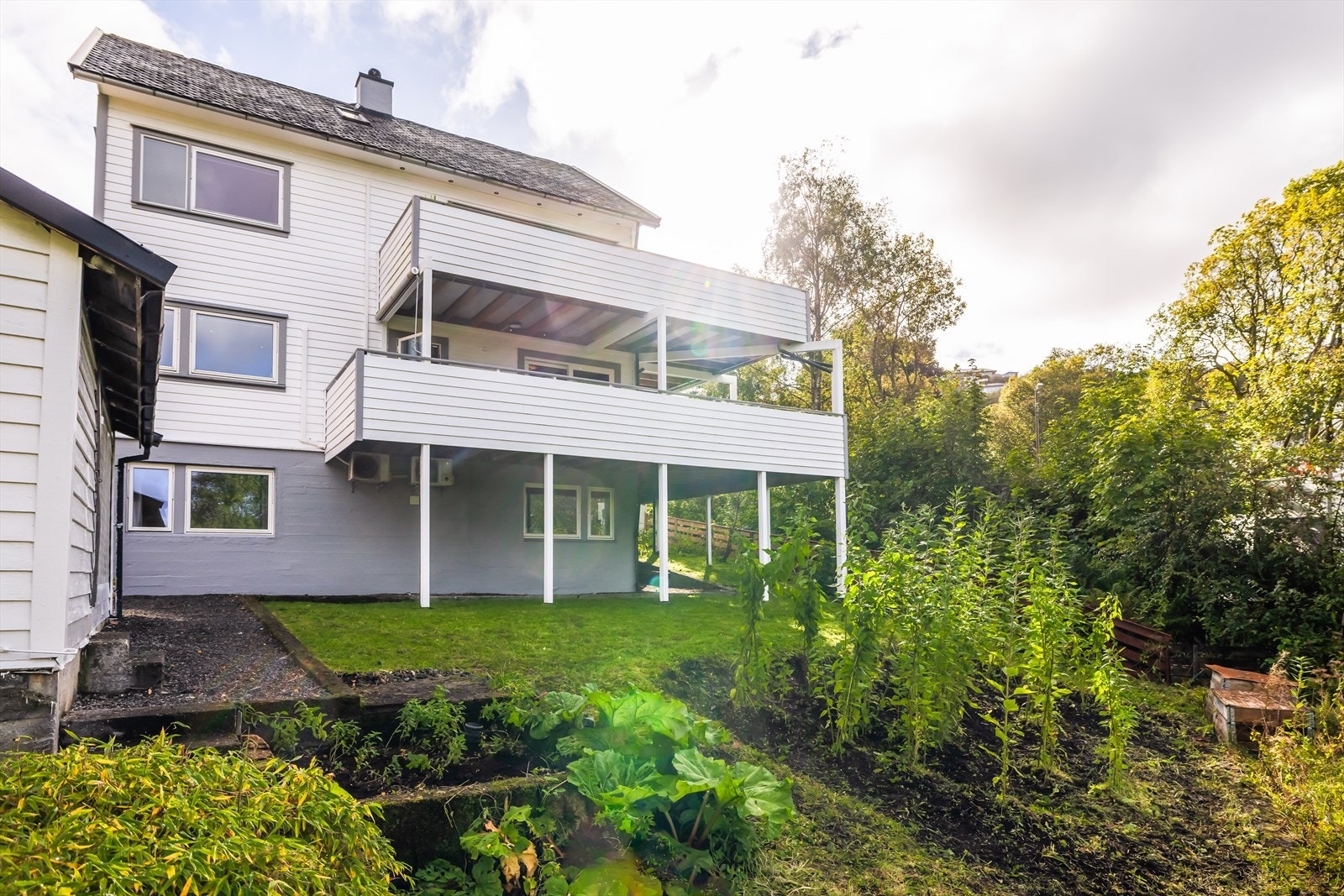 Eiendommen er målt til 638 m² og har i tillegg til asfaltert biloppstillingsplass, opparbeidet hage med beplanting, blomster, og grønnsaker. Galleribilde