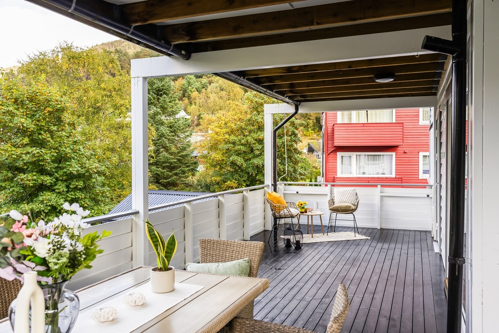 Romslig og overbygd altan, målt til 47 m². En flott forlengelse av boligen på varme sommerdager. Galleribilde