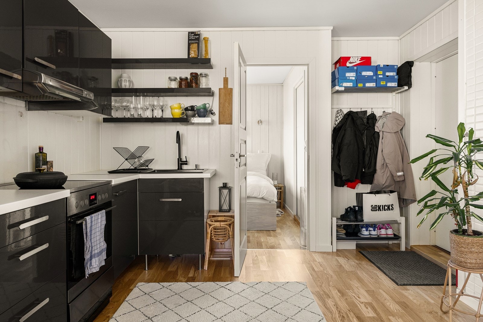 Kjøkkenet i underetasjen har ikke integrerte hvitevarer, men frittstående bestående av komfyr og kombiskap. Galleribilde