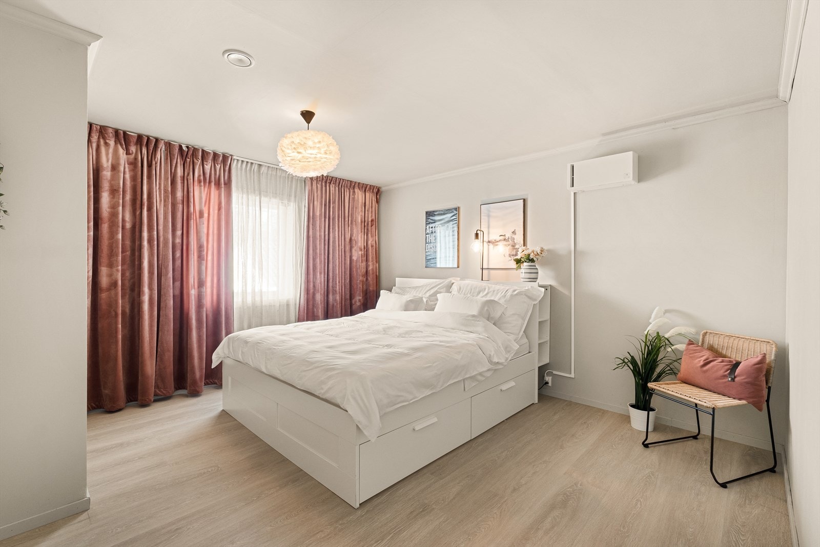 Soverom nr. 1 er av god størrelse med plass til dobbeltseng og øvrig møblement. Galleribilde