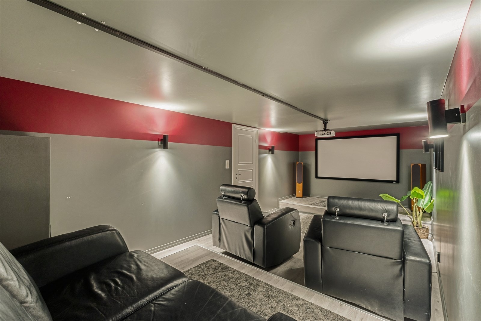 En flott hjemmekino med stort lerret og god plass til komfortable sitteplasser. ( tidligere integrert garasje som er ombygget ). Galleribilde