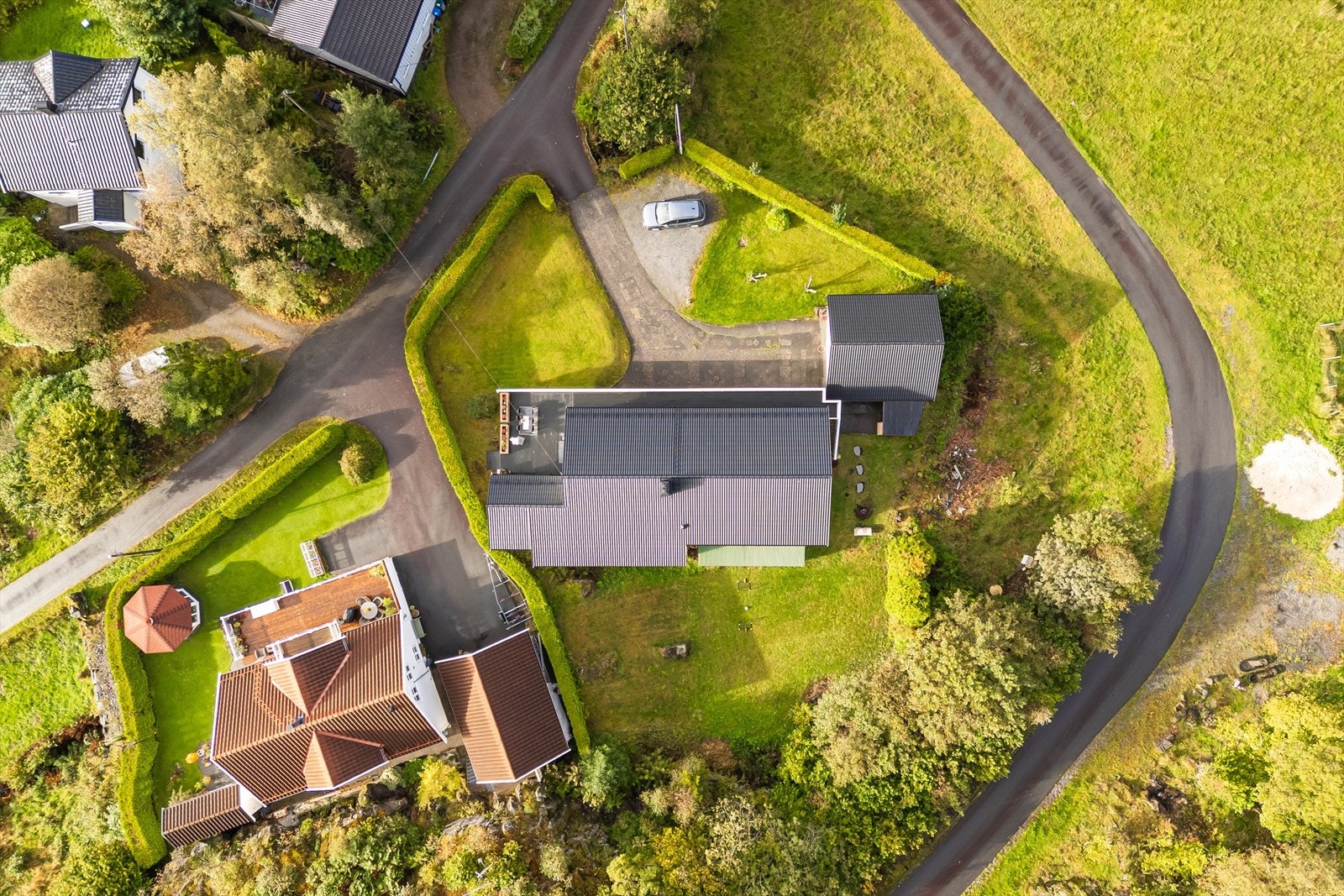 Dronefoto - Eiendommen sett ovenifra. Galleribilde