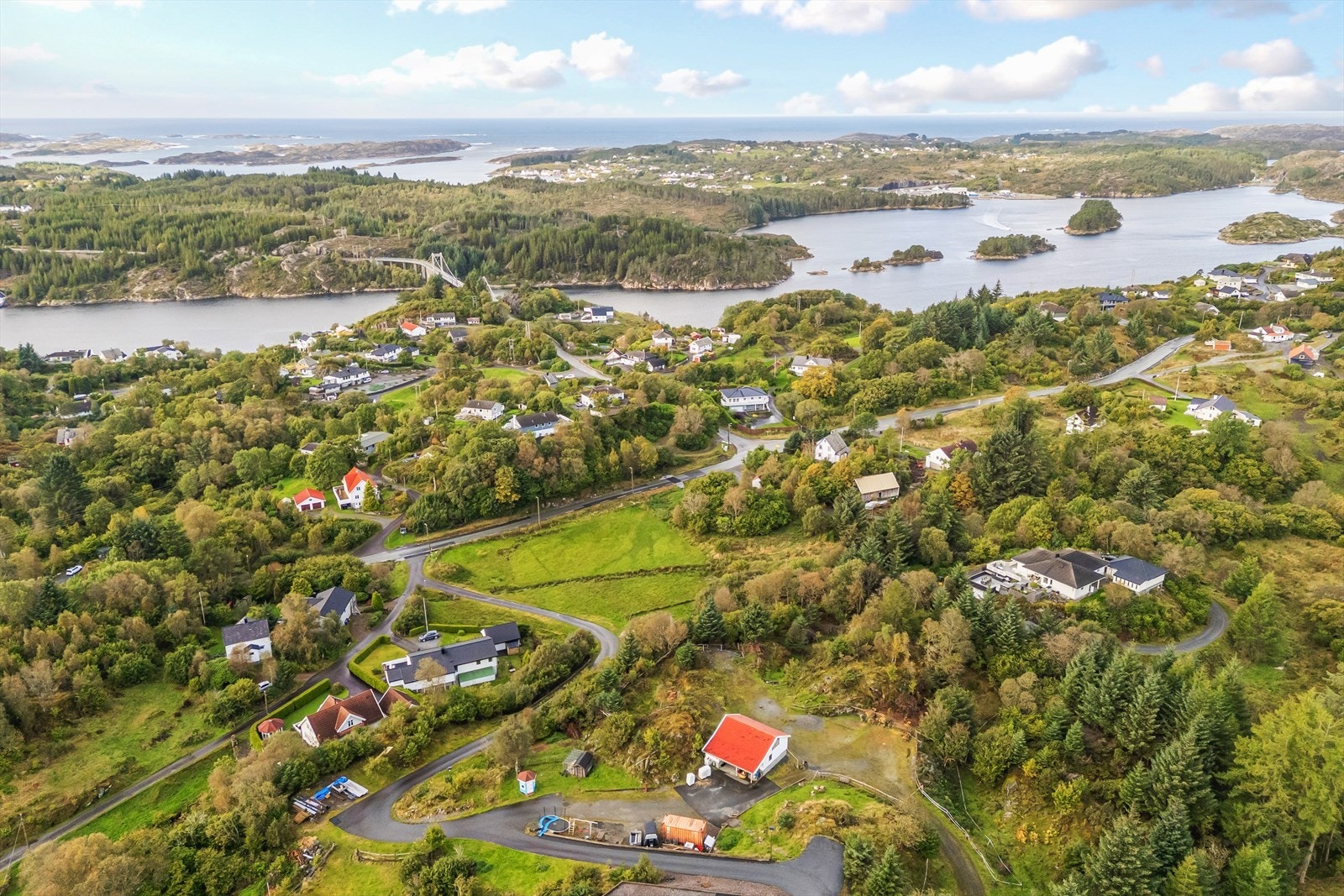 Området har et landlig preg med hovedsakelig frittliggende boligbebyggelse. Galleribilde