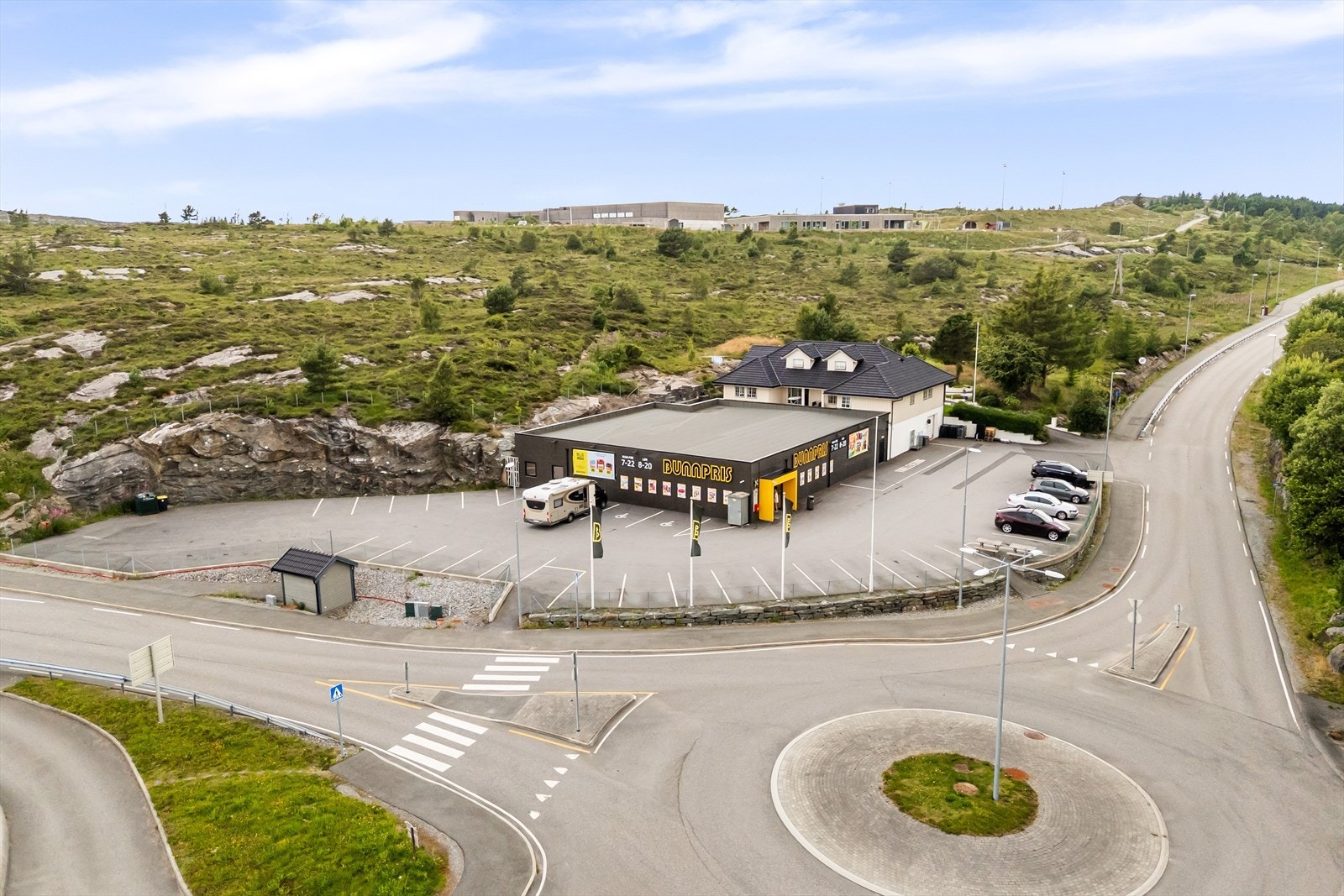 Bunnpris ligger ca. 8 minutter fra eiendommen. Galleribilde