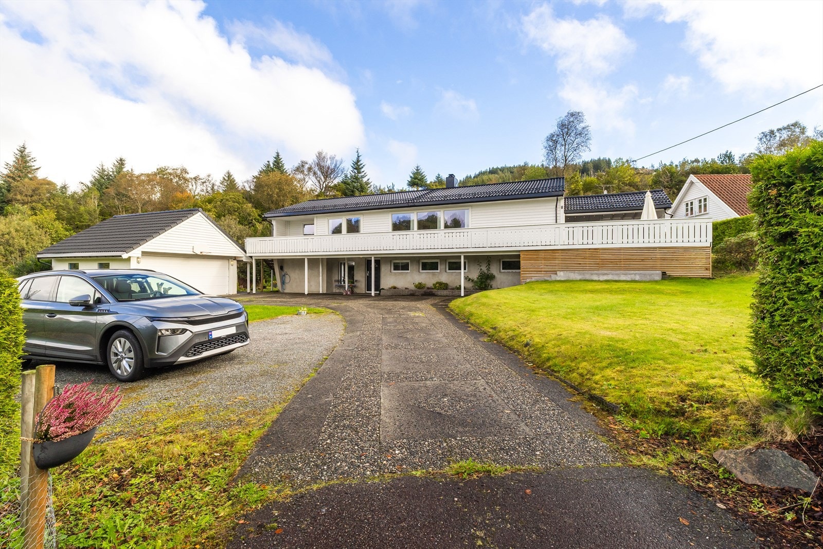 God plass til parkering på tomten. Galleribilde