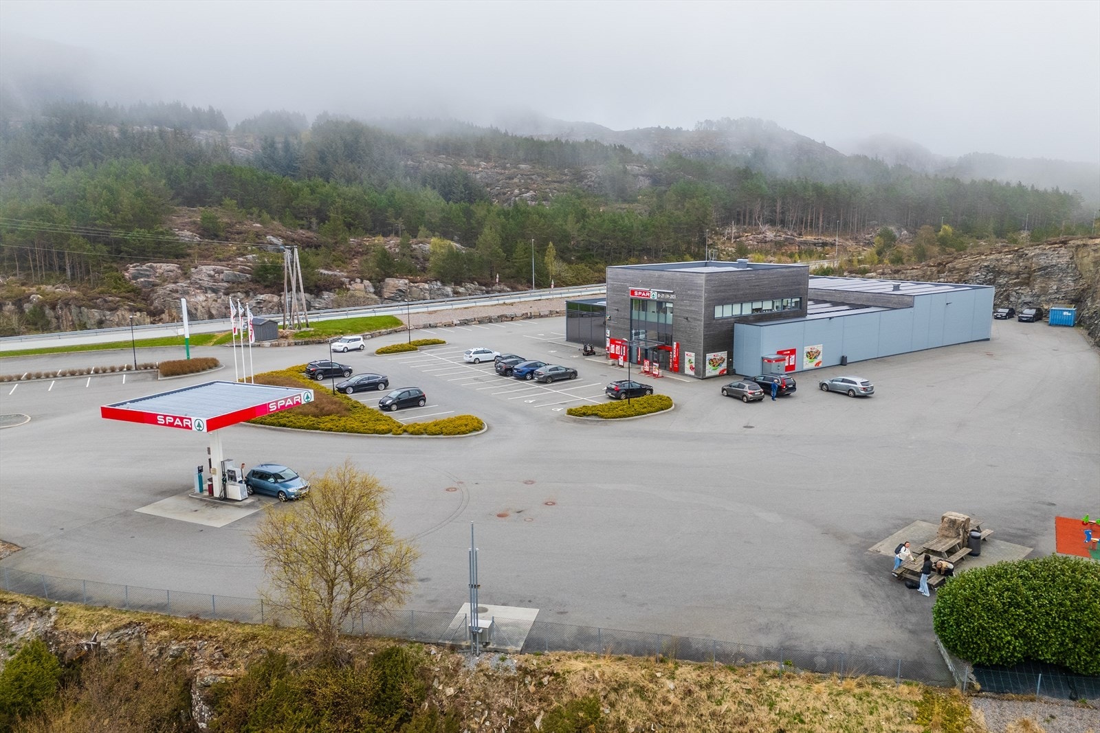 Nærmeste dagligvarebutikk ligger kun 3 minutters kjøretur unna. Galleribilde