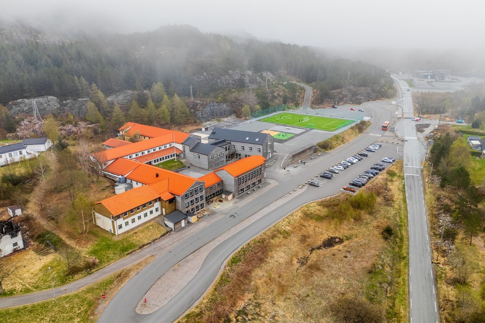 Både skole og barnehage ligger kun få minutter fra eiendommen, noe som bidrar til en enklere hverdag for barnefamilier. Galleribilde