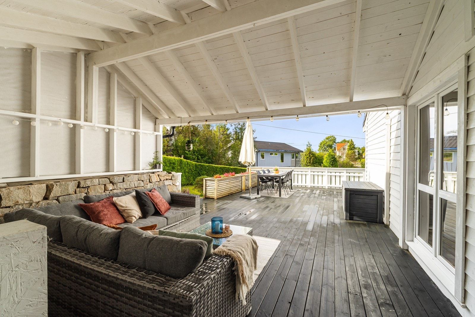 Terrassen er på 80 m² og har god plass til flere sittegrupper. Galleribilde