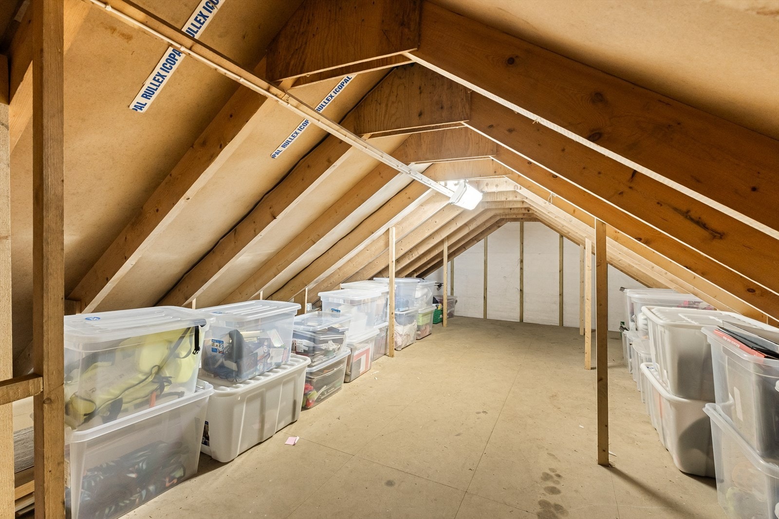 Praktisk lagringsloft over garasjen gir rikelig med ekstra oppbevaringsplass. Galleribilde