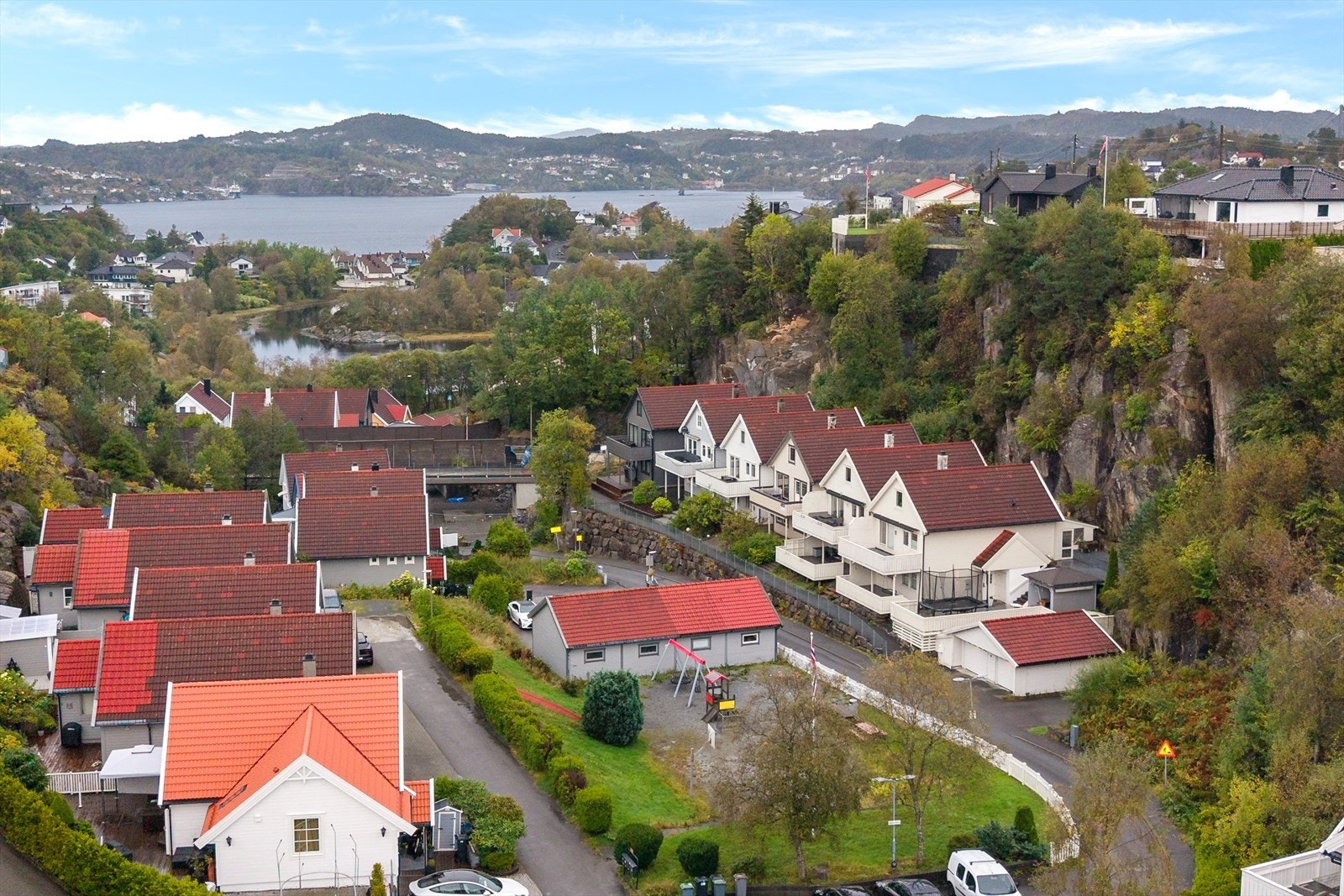Eiendommen ligger i et etablert og rolig boligområde i Drotningsvik. Nabolaget preges hovedsakelig av eneboliger og rekkehus, med trygge rammer og lite gjennomgangstrafikk i de indre gatene. Galleribilde