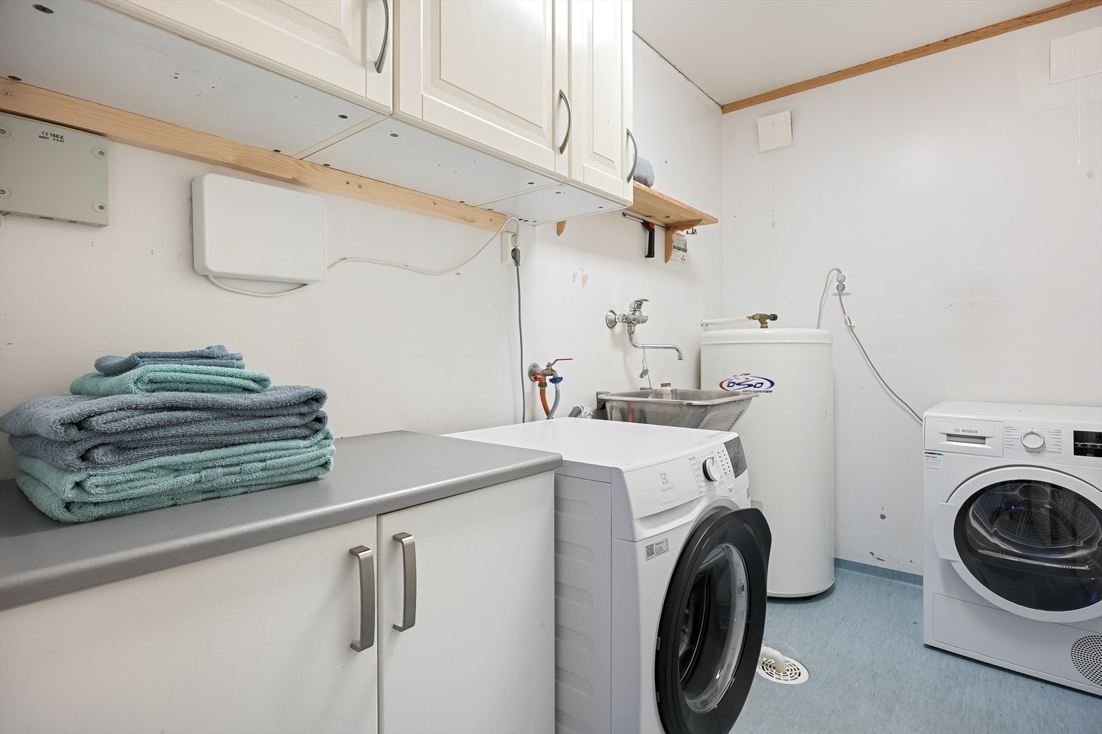 Boligen har i tillegg et praktisk vaskerom, med opplegg for vaskemaskin. Varmtvannsberederen er fra byggeår på 198L. Galleribilde