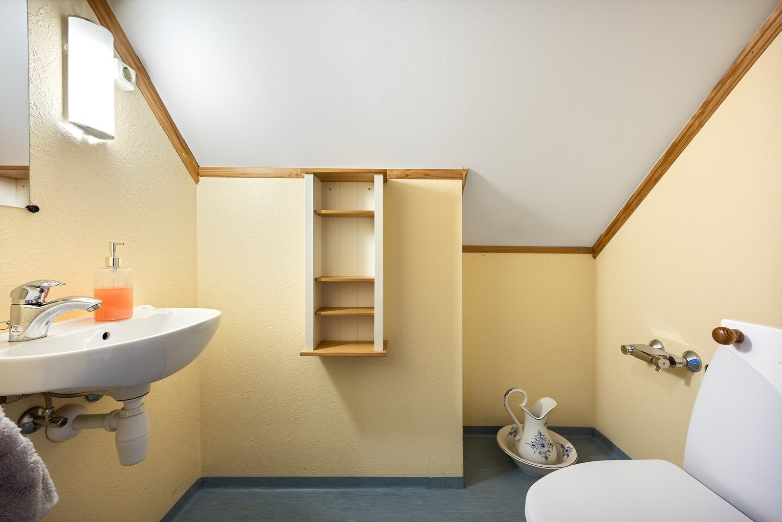 Toalettrommet er innredet med vask og toalett. Galleribilde