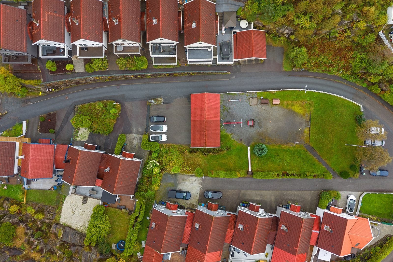 Eiendommen har en tomtestørrelse på 243 m², i tillegg til en ideell andel 1/4 i garasjen. Galleribilde