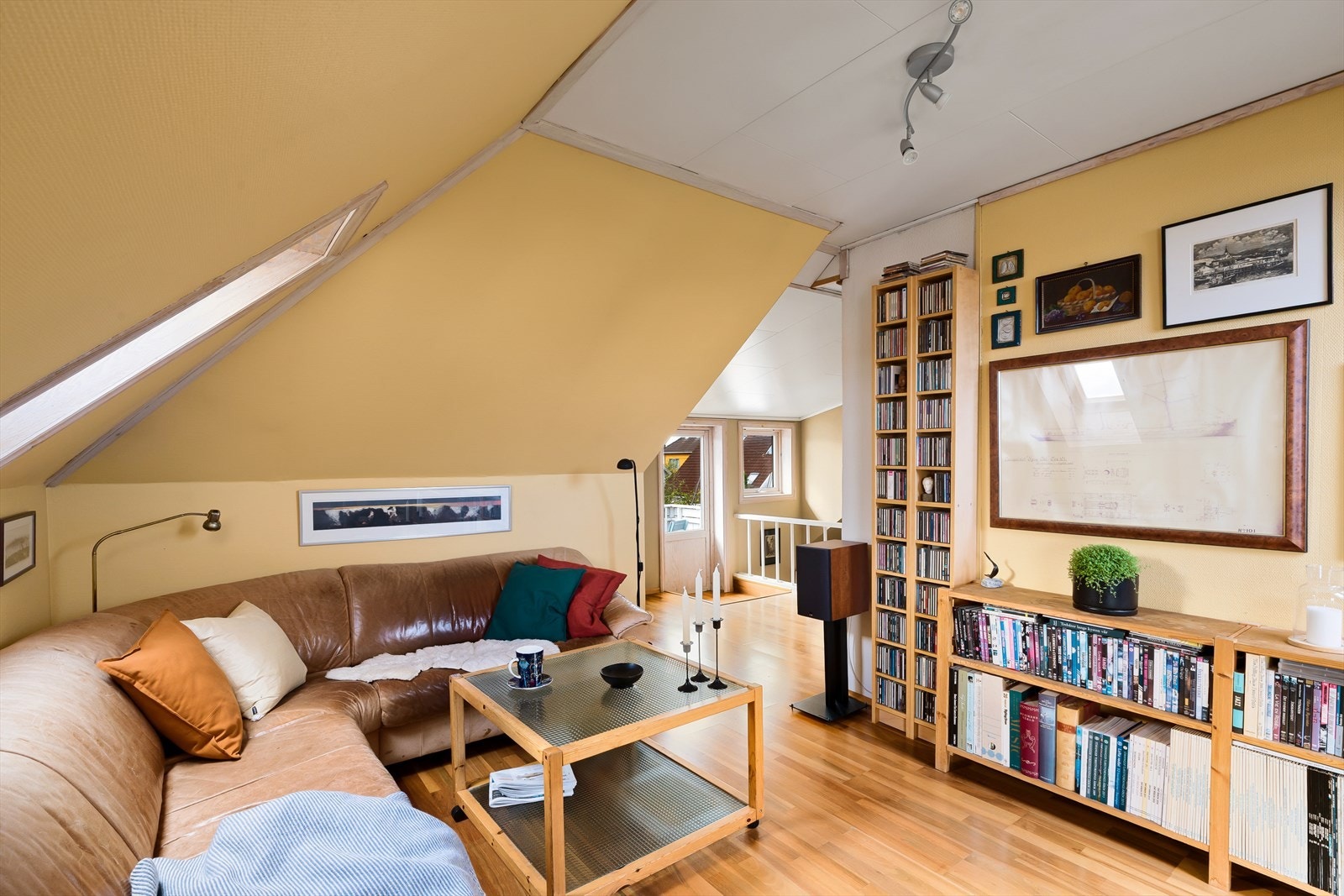 Romslig stue på loft Galleribilde