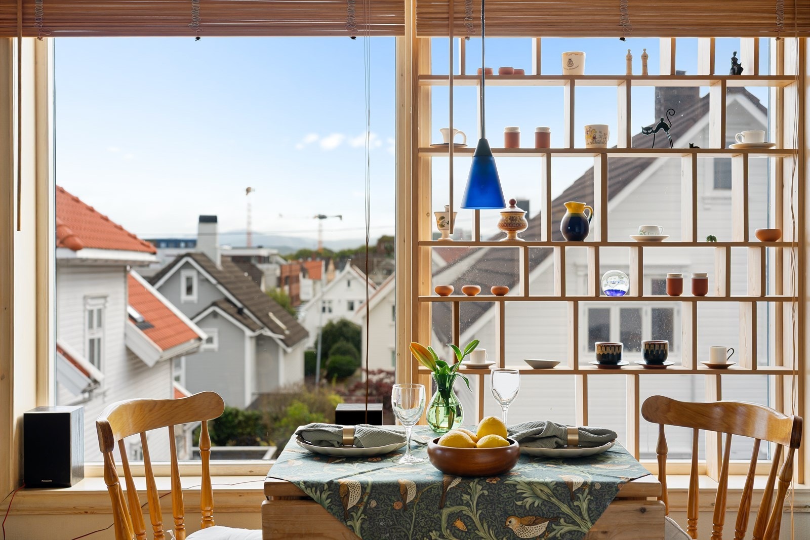Flere store vindusflater slipper inn godt med dagslys og bidrar til en lys og innbydende romfølelse Galleribilde