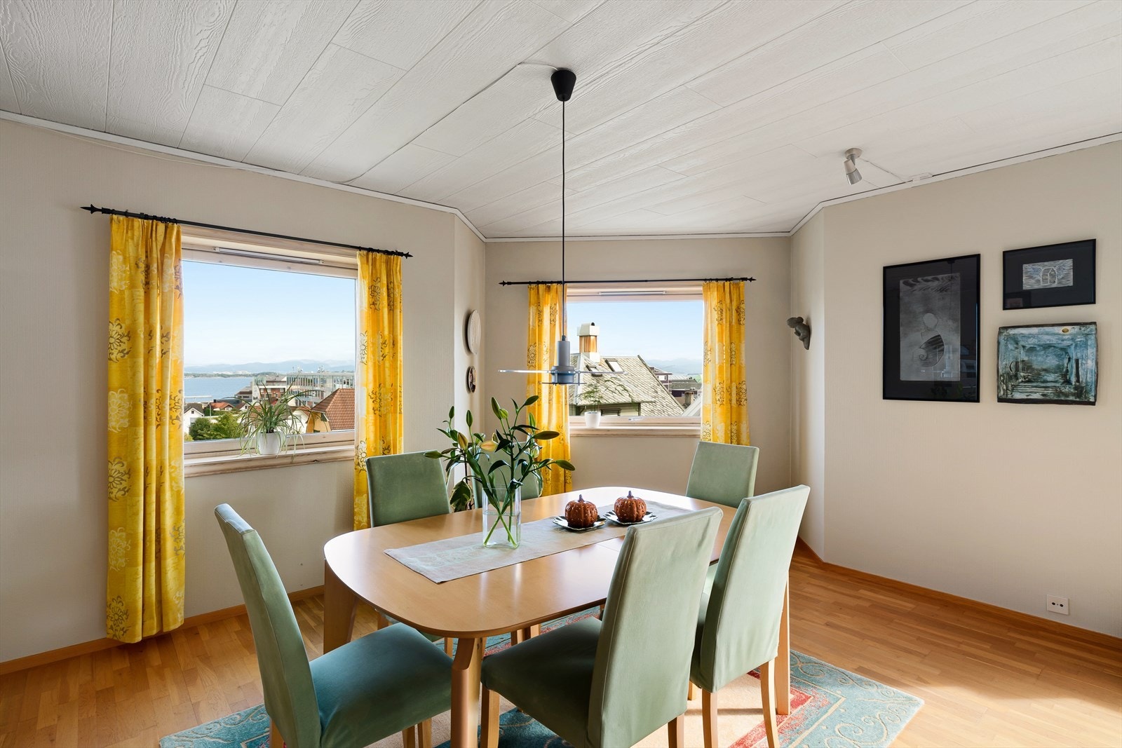 Leiligheten går over to plan og fremstår som lys, romslig og innholdsrik med en god planløsning. Galleribilde