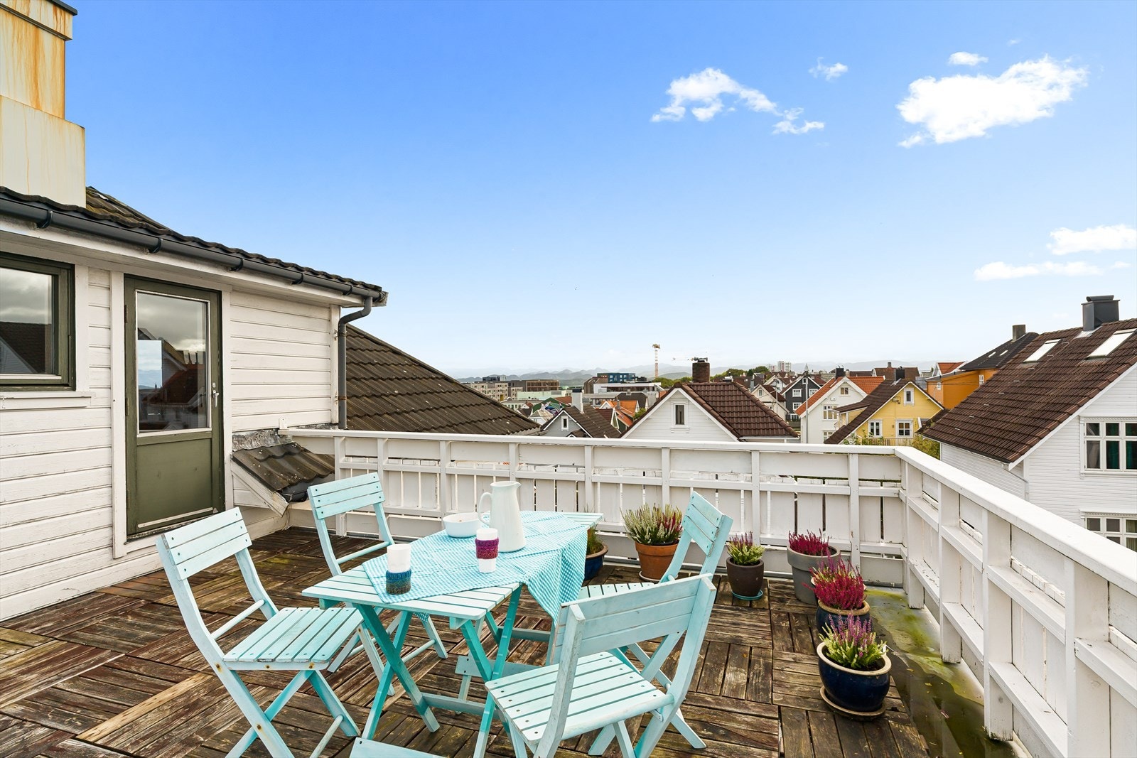 Sørvestvendt terrasse med god plass til utemøbler. Galleribilde