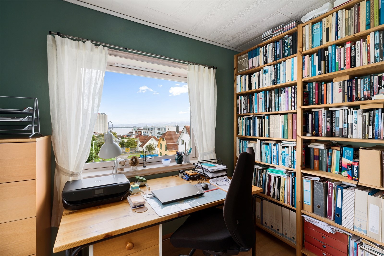Det er to soverom i 3. etasje. Det ene soverommet er i dag brukt som kontor. Galleribilde