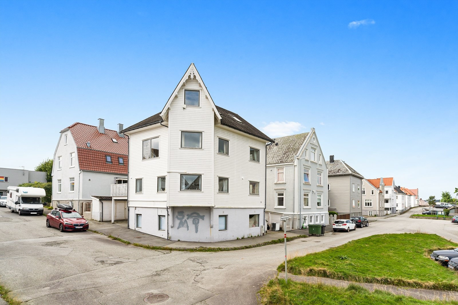 Høgsfjordgata 11 har en attraktiv beliggenhet på Storhaug, med kort vei til Stavanger sentrum og byens brede servicetilbud. Østre bydel og Pedersgata - kjent for sitt mangfold, gode spisesteder og levende nærmiljø - ligger i behagelig gangavstand. Galleribilde