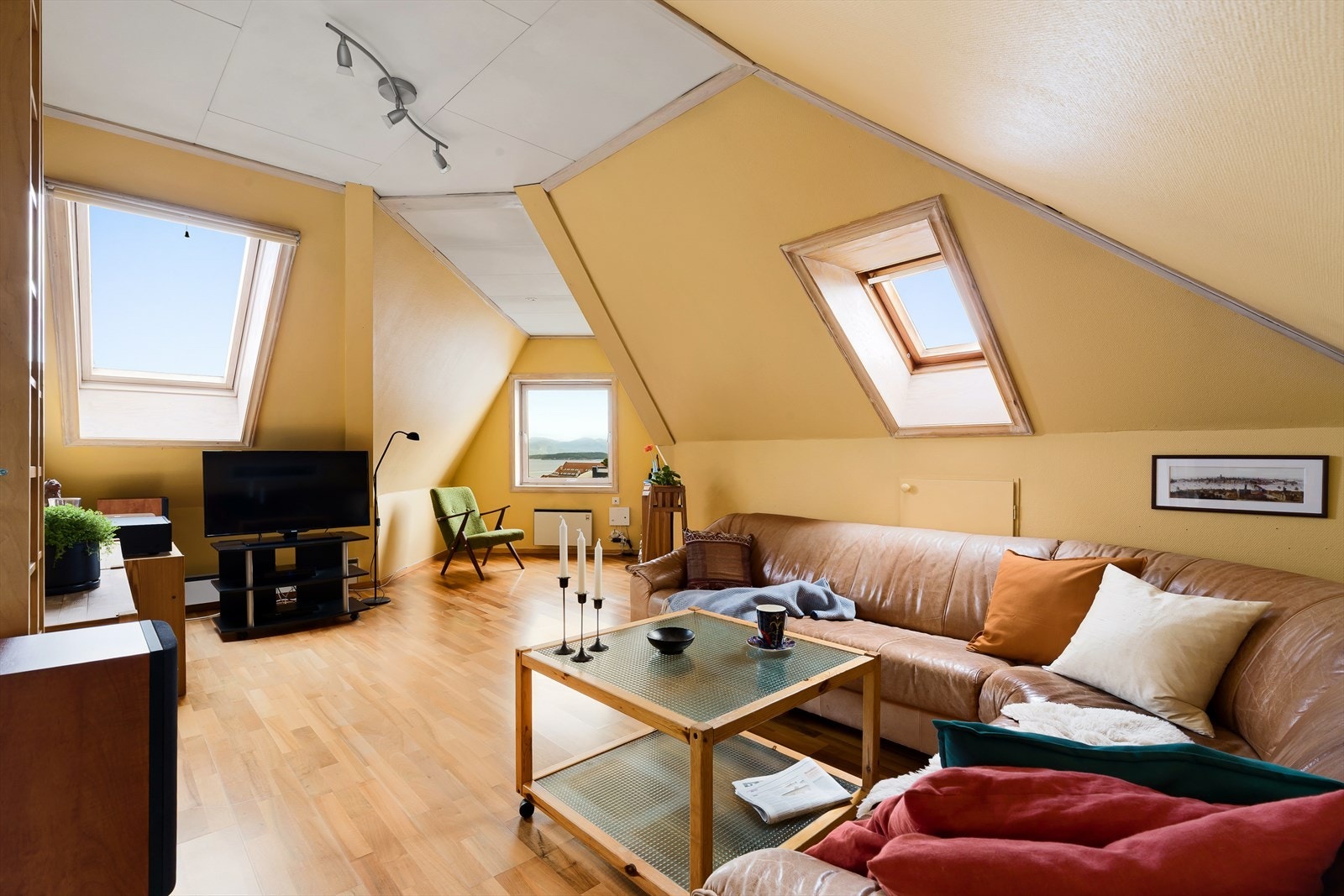 Takvinduene gir et fantastisk lysinnslipp, og rommet har god plass til sittegruppe og sosialt samvær. Galleribilde