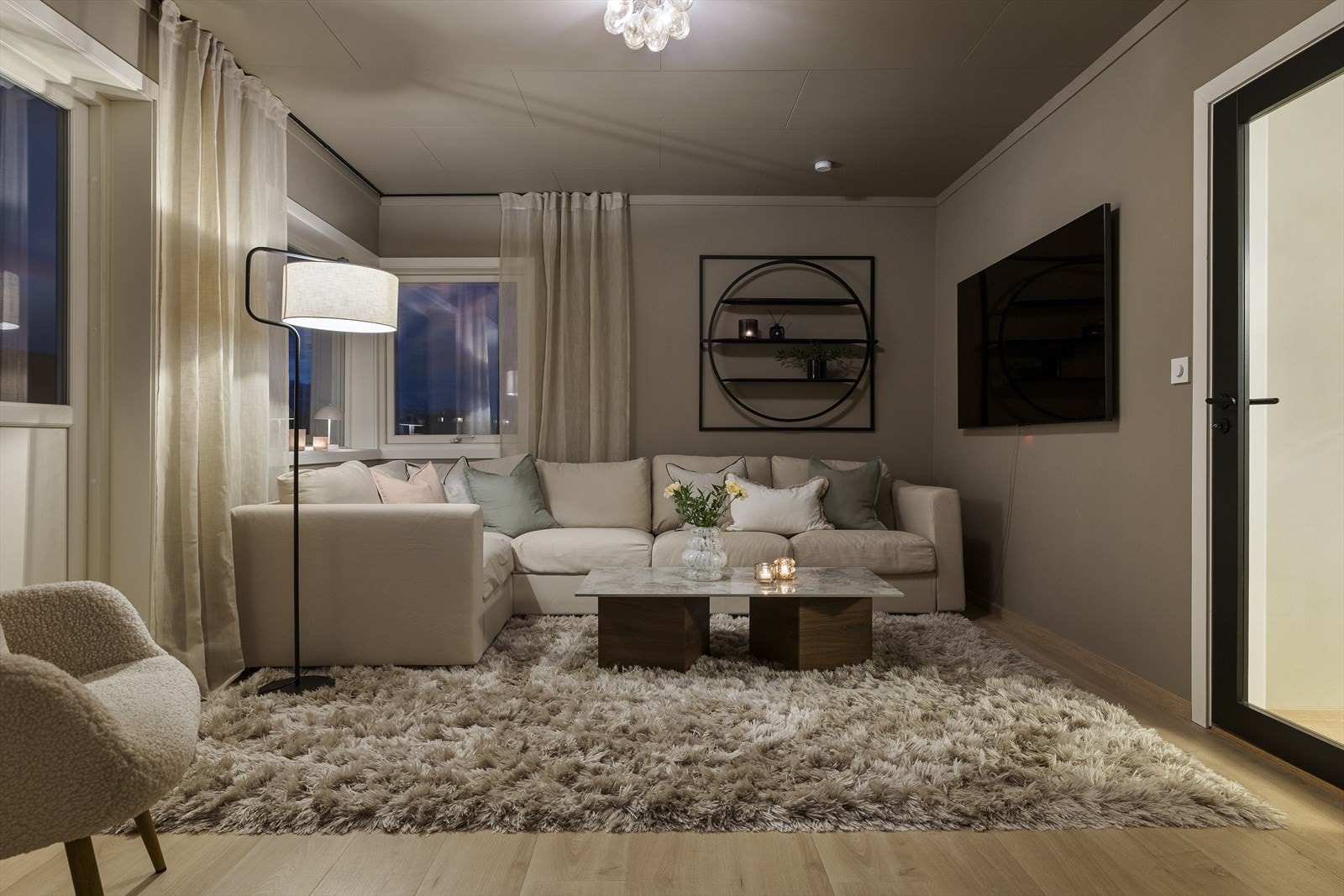 Her har man plass til sofa, stuebord og tv-møblement. Galleribilde