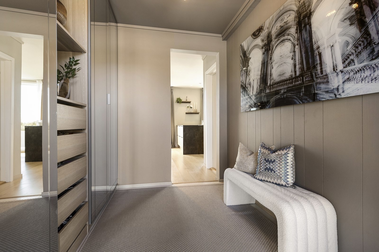Velkommen inn! Romslig og lys entré med god plass til å henge fra seg jakker og sette fra seg sko. Det er garderobe i entréen - perfekt for oppbevaring av sesongklær. Galleribilde