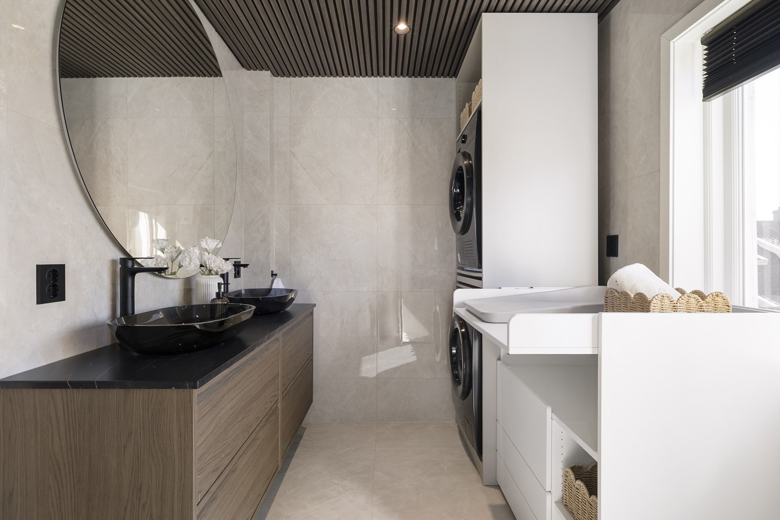Badet i 2. etasje er innredet med to servanter og har innredning av dusjhjørne, vegghengt toalett samt opplegg for vaskemaskin og tørketrommel. Galleribilde