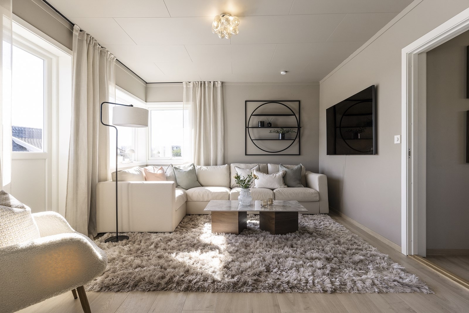 Stuen passer ypperlig for at ungdommen skal ha sin egen plass i huset. Galleribilde