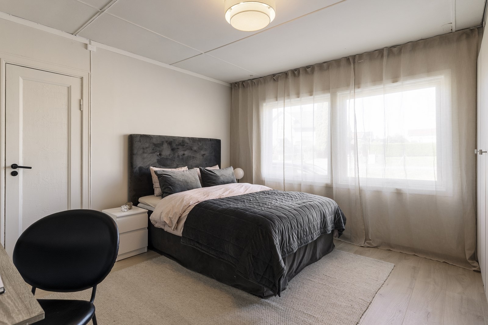 Soverom nr. 1 ligger i 1. etasje og er innredet med en ypperlig garderobeløsning. Her har man god plass til dobbeltseng, nattbord og ytterligere møblering. Galleribilde