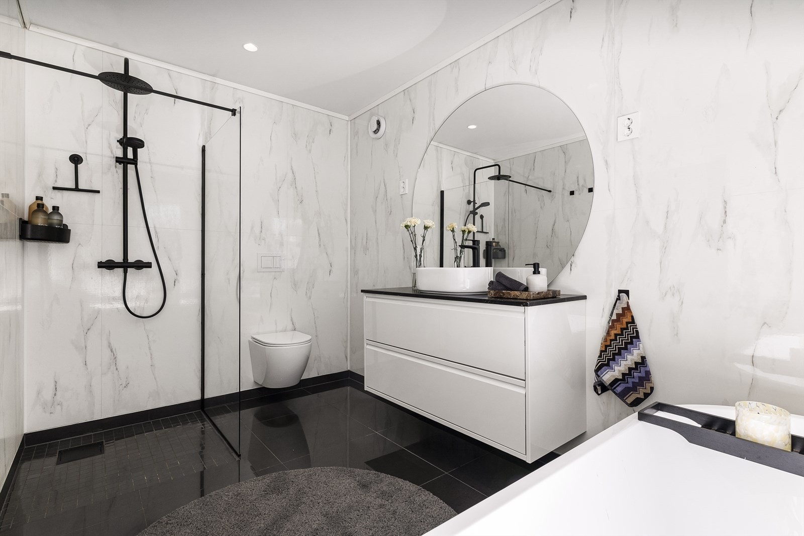 Badet i 1. etasje er pusset opp med fliser på gulv og har elektriske varmekabler. Badet er pusset opp i 2025. Galleribilde