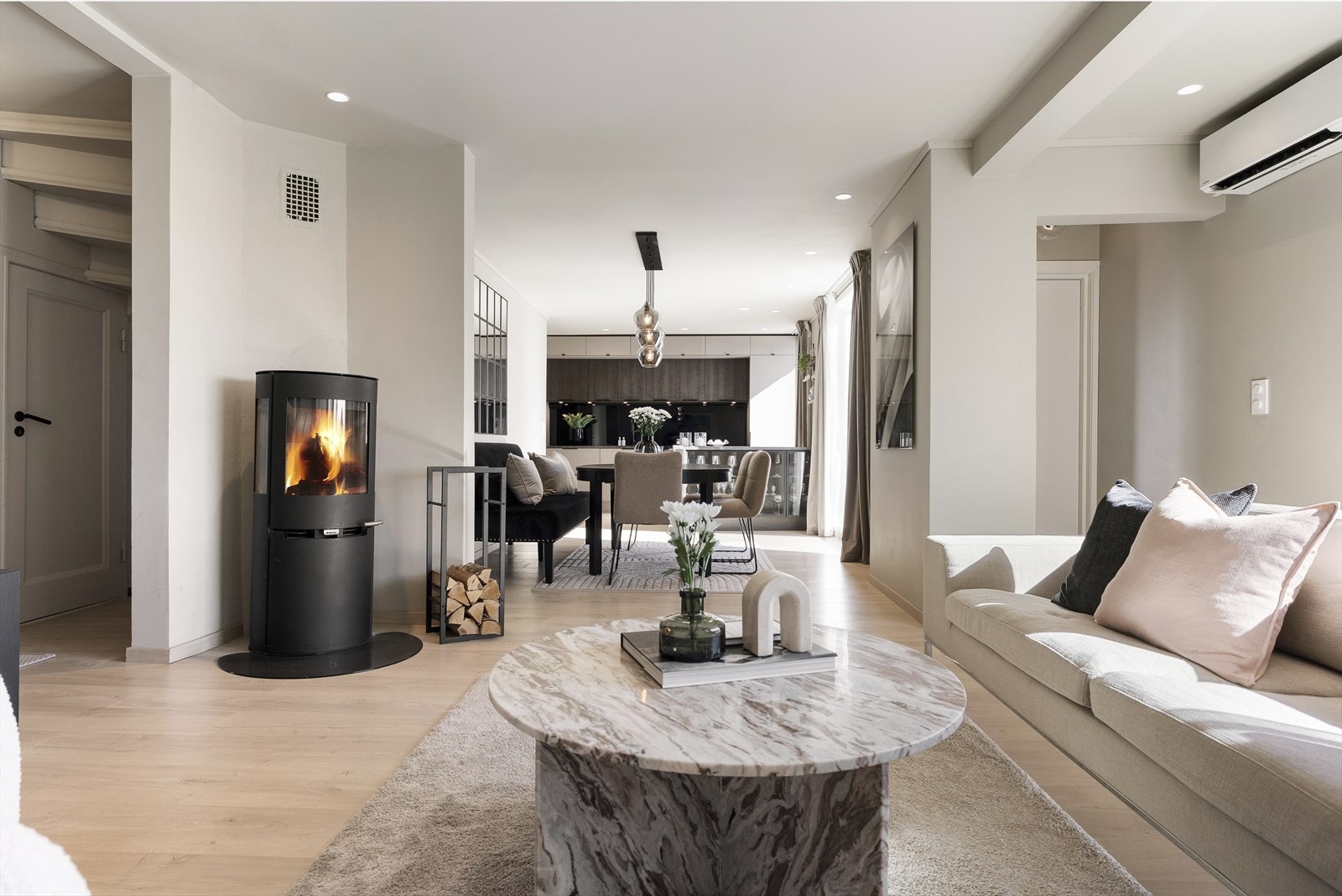 Stuen i 1. etasje er romslig og har rikelig med naturlig lysinnslipp. Vedovnen sørger for både varme og hygge. Galleribilde