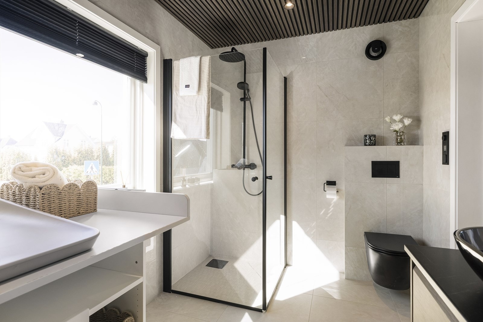 Badet har flislagt gulv med elektriske varmekabler. Galleribilde