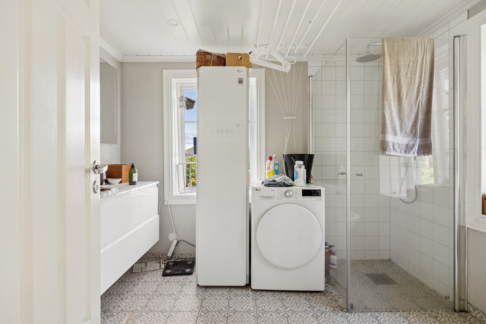 Badet har dusjhjørne med glassvegger og en praktisk innredning med gode oppbevaringsmuligheter. Galleribilde