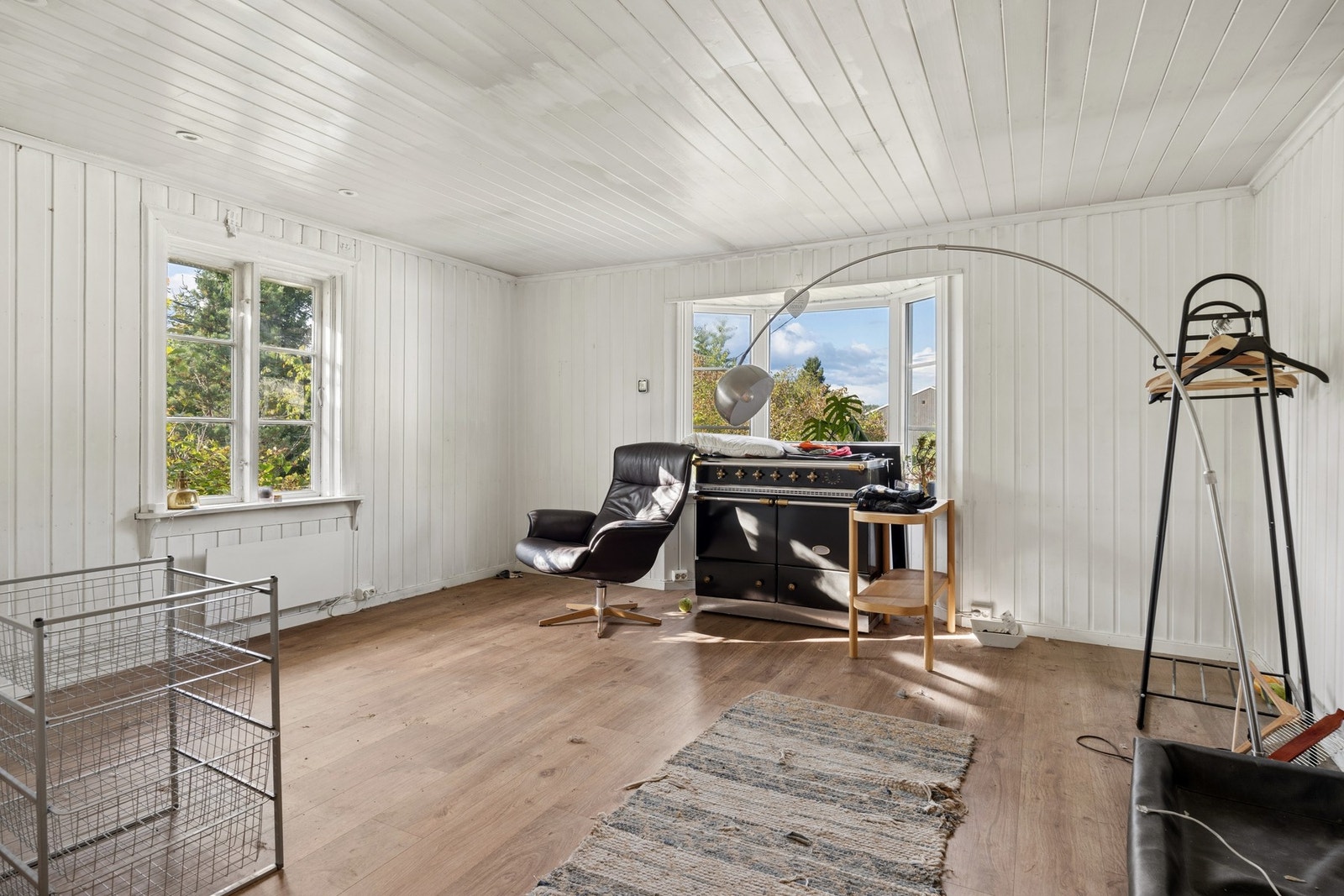 Lys og romslig stue med flere vindusflater, vedovn og gode muligheter for fleksibel møblering. Galleribilde