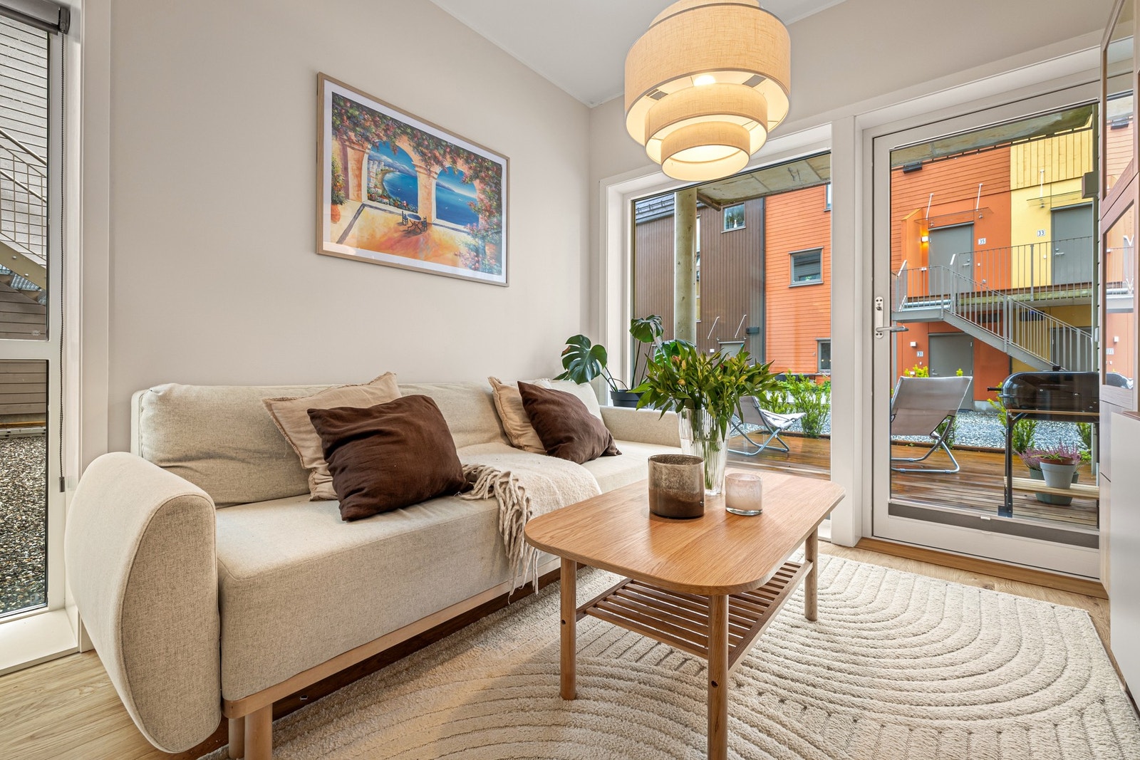 Leiligheten er malt siste året med lyse trivelige farger, godt utnyttet stue / kjøkken løsning. Galleribilde