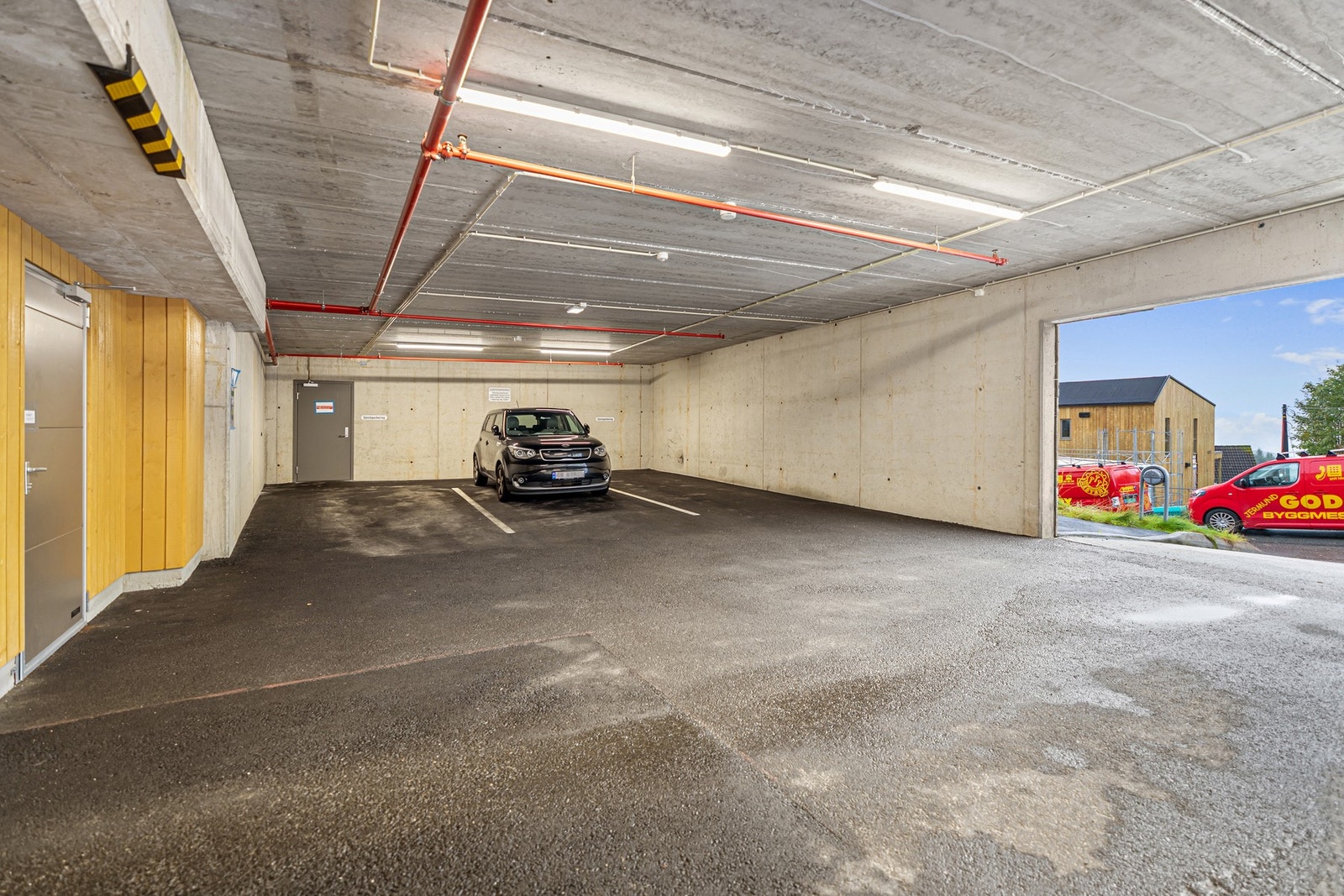 Gjesteparkering under tak. Galleribilde