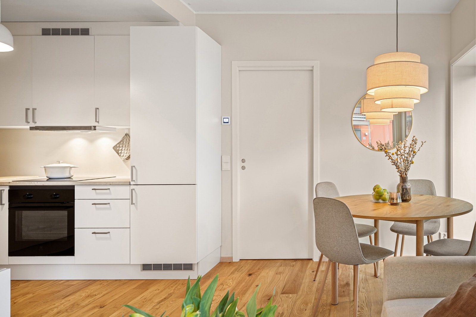 Skyvedør fra entrê og inn til stue/kjøkken. Galleribilde
