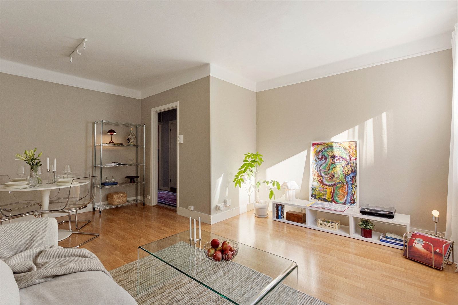 Stuen har god takhøyde og er utstyrt med radiator tilknyttet vannbåren fellesvarme. Galleribilde