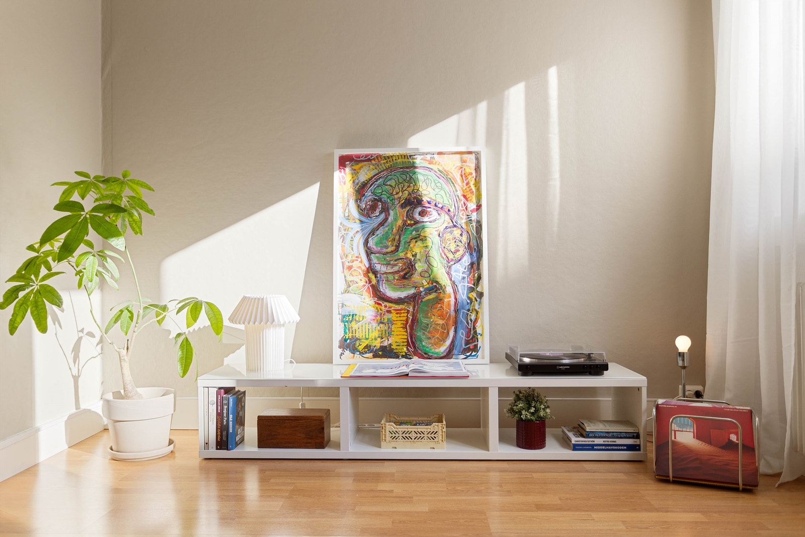 Det er rikelig med lysinnslipp gjennom store vindusflater som skaper en luftig romfølelse. Galleribilde