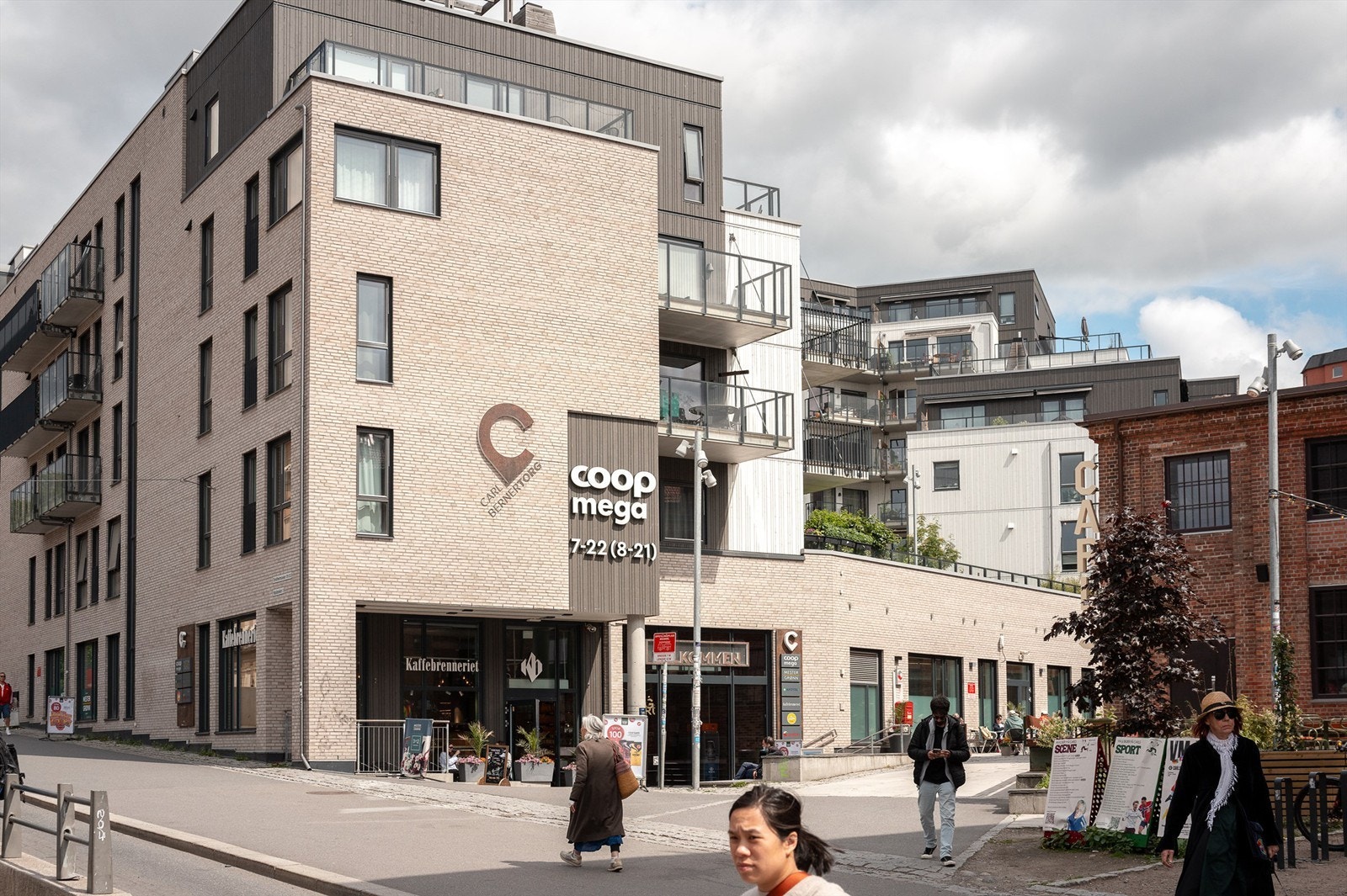 Like ved finner du Carl Berner Torg med blant annet Coop Mega og diverse spisesteder og forretninger. Carl Berner-passasjen, kun få minutters gange fra leiligheten er Vinmonopolet, apotek, Kiwi, blomsterhandel og optiker. Galleribilde