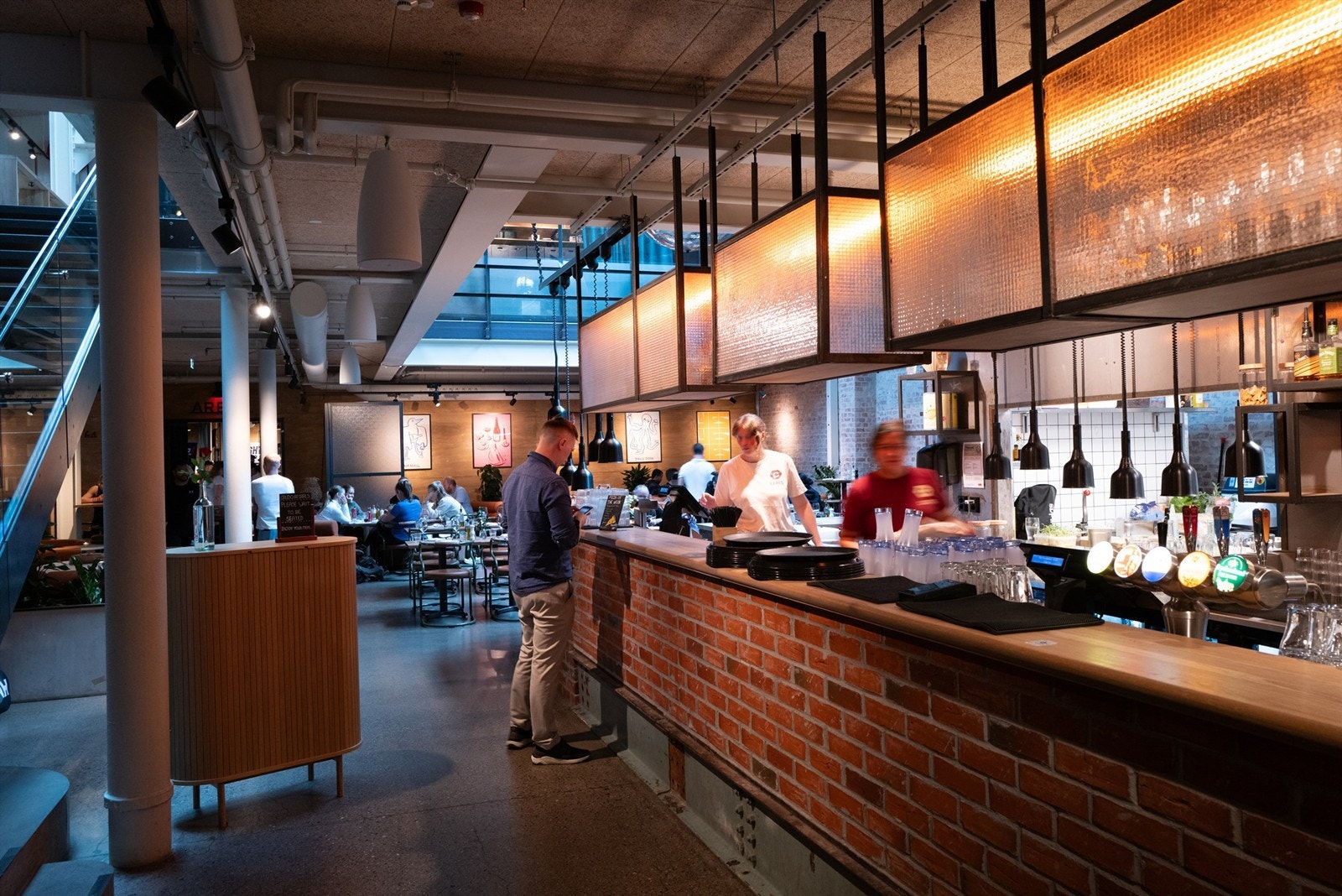 Carls byr på nesten 3000 kvm med kafé, restaurant og vinbar i et gammelt fabrikklokale. Galleribilde