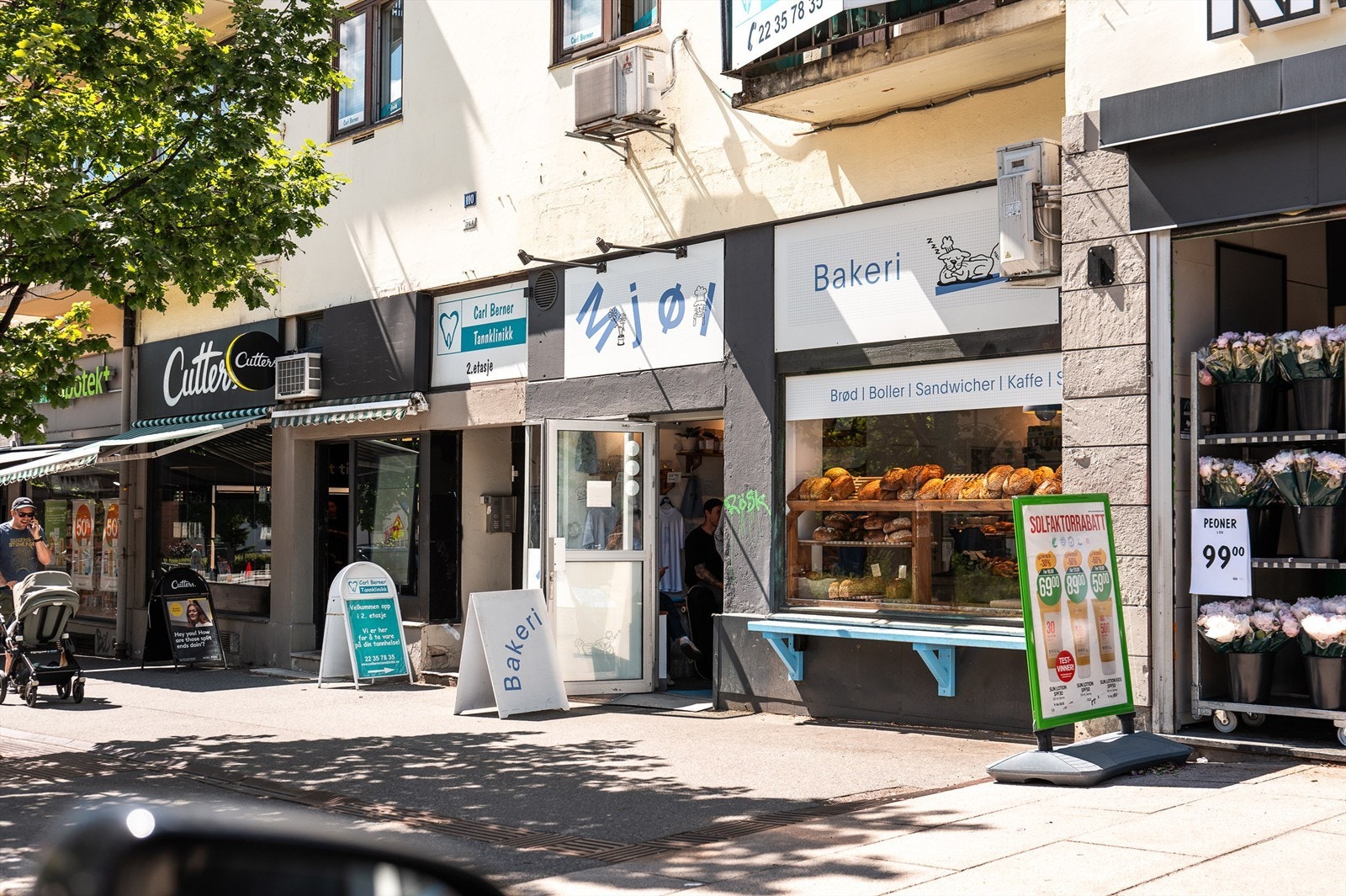 I gatene finner du dagligvare, bakeri, frisør, apotek og flere service-tilbud i gangavstand. Galleribilde