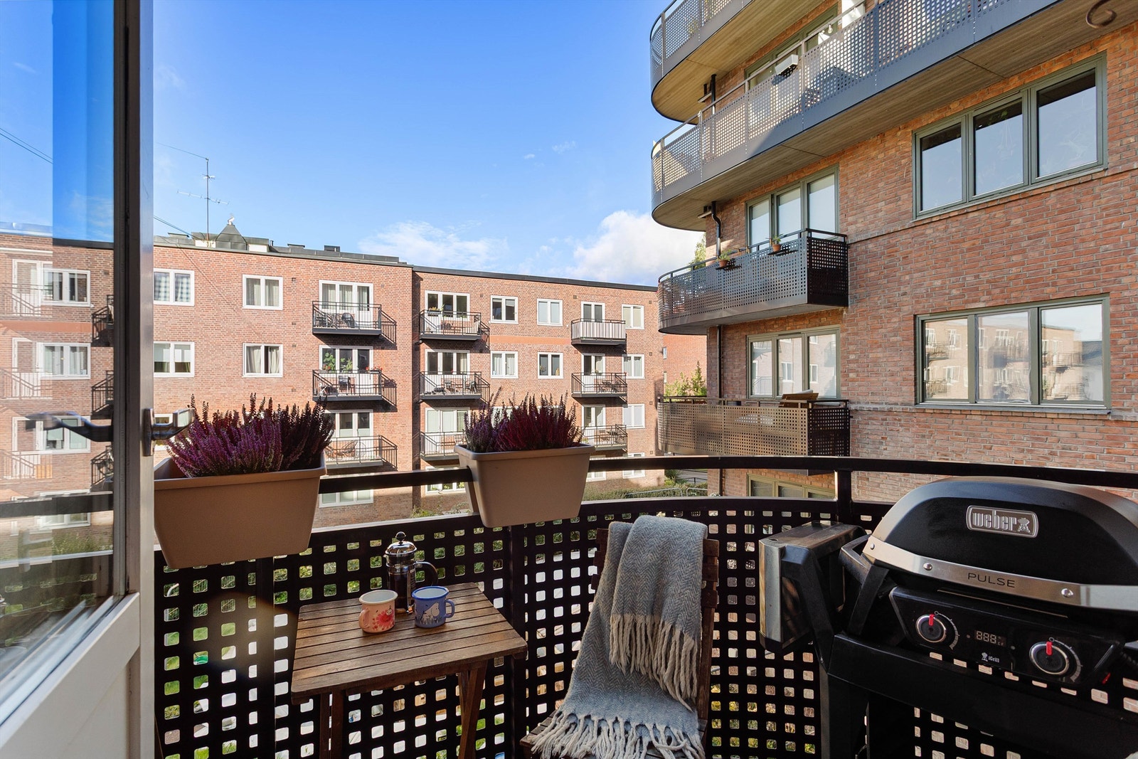 Vestvendt balkong med rekkverk av stål og fin plass til sittegruppe og grill. Galleribilde