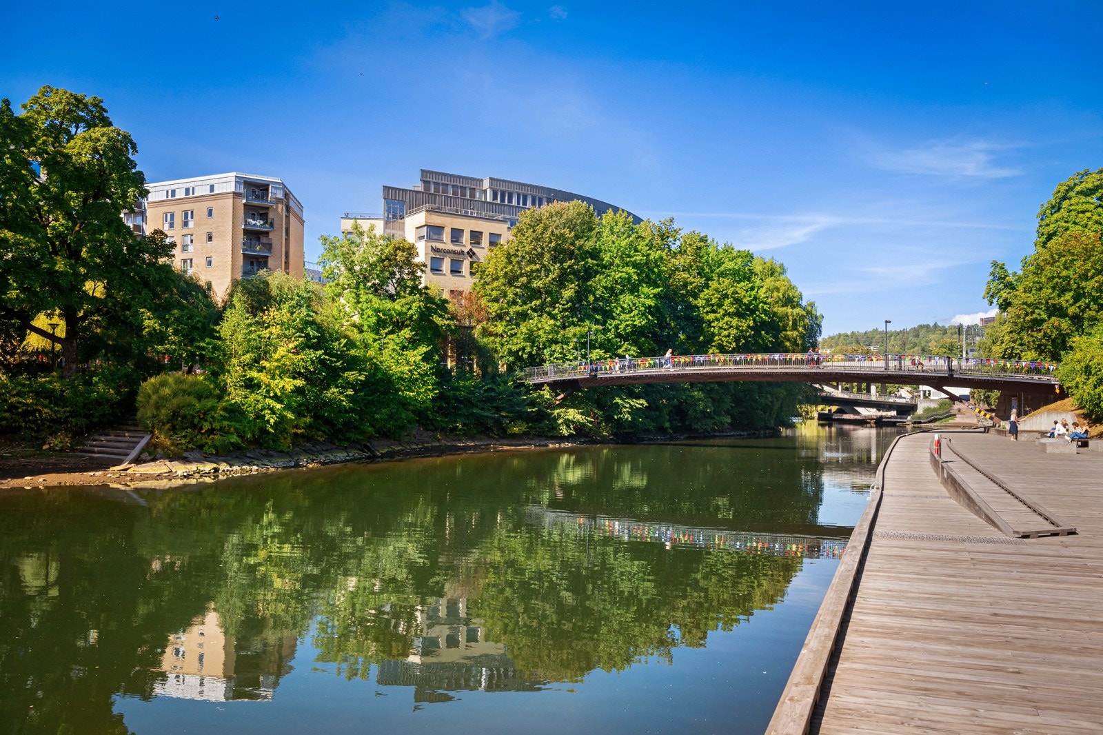 Eiendommen har en meget attraktiv og sentral beliggenhet i Sandvika. I umiddelbar nærhet finner man alt Sandvika kan by på av forretninger og servicetilbud, Sandvika Storsenter, kino, kulturhus, bibliotek samt hyggelige kaféer og spisesteder. Galleribilde