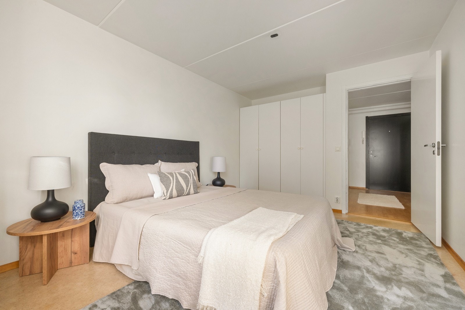 Rommet er innredet med en garderobe som gir god plass til oppbevaring. Galleribilde